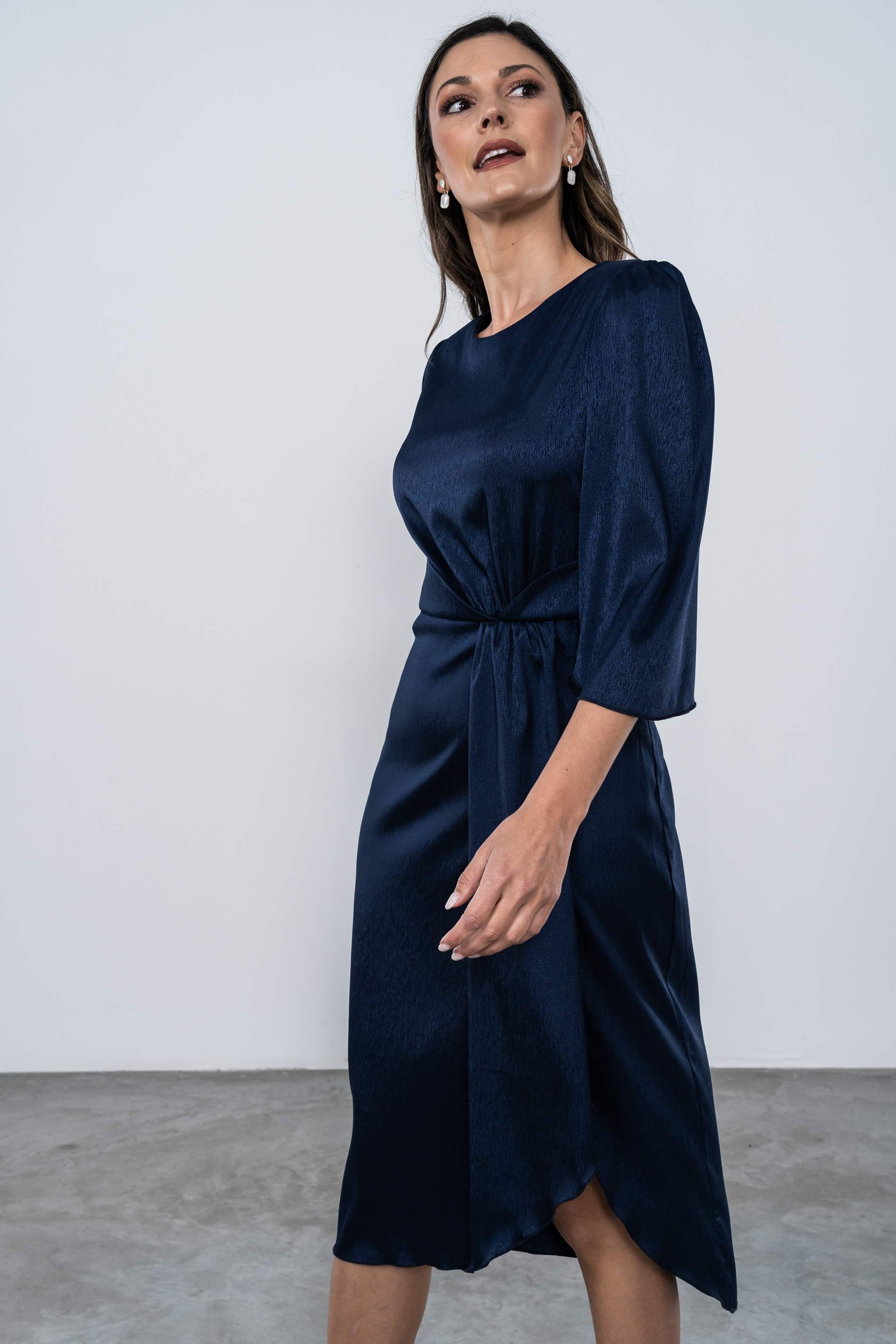 VESTIDO SATINADO MANGA CAPA MARINO