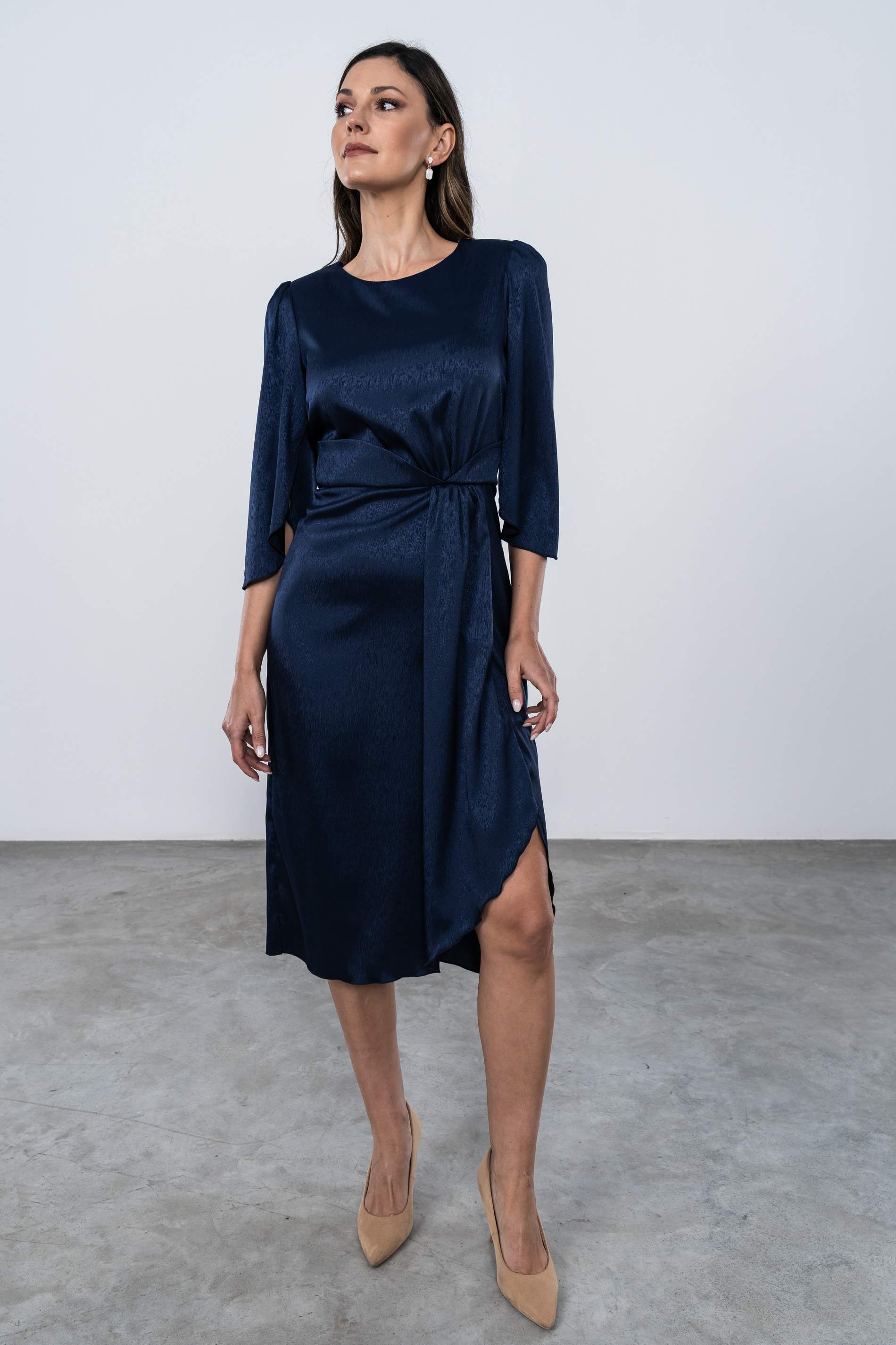 VESTIDO SATINADO MANGA CAPA MARINO