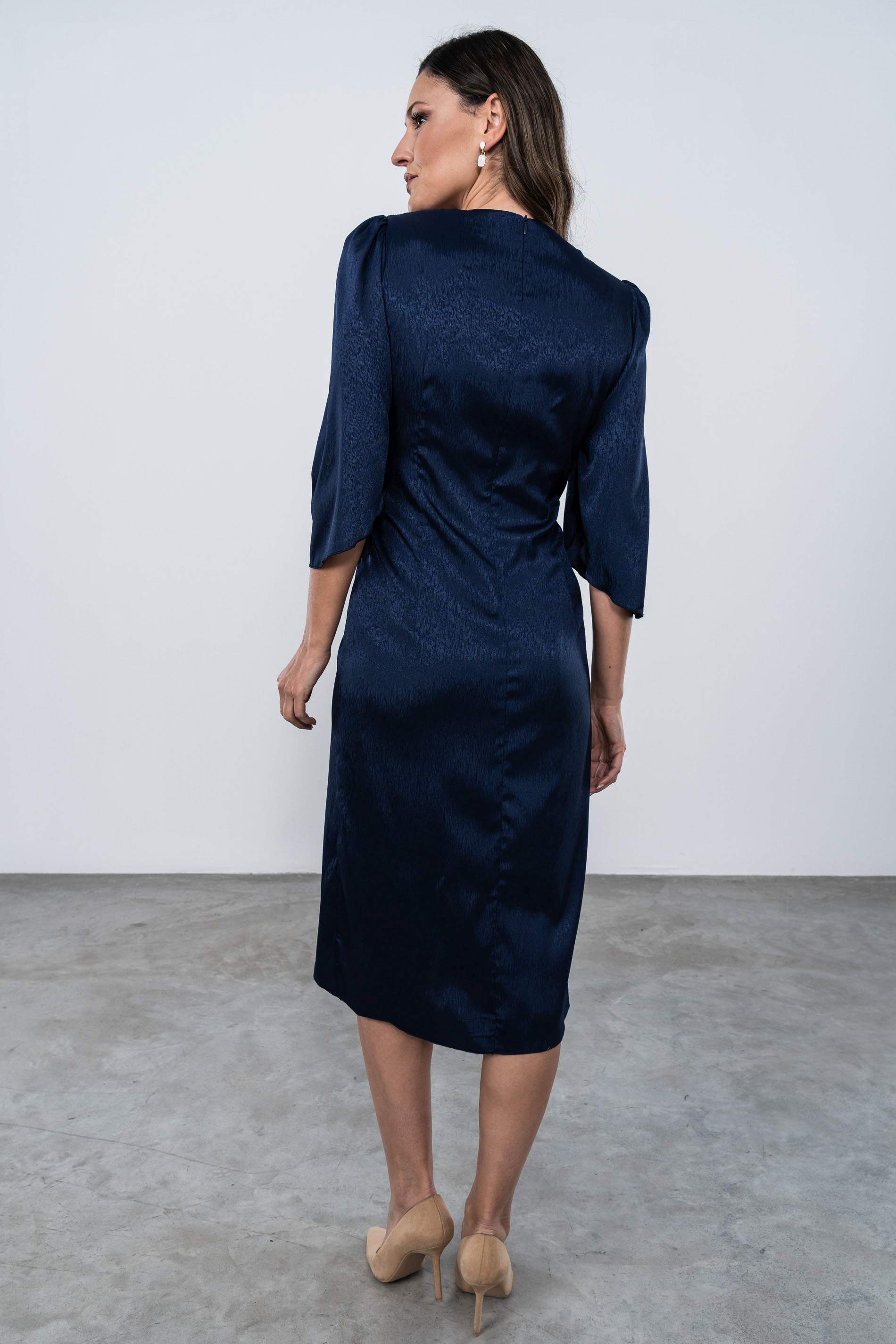 VESTIDO SATINADO MANGA CAPA MARINO
