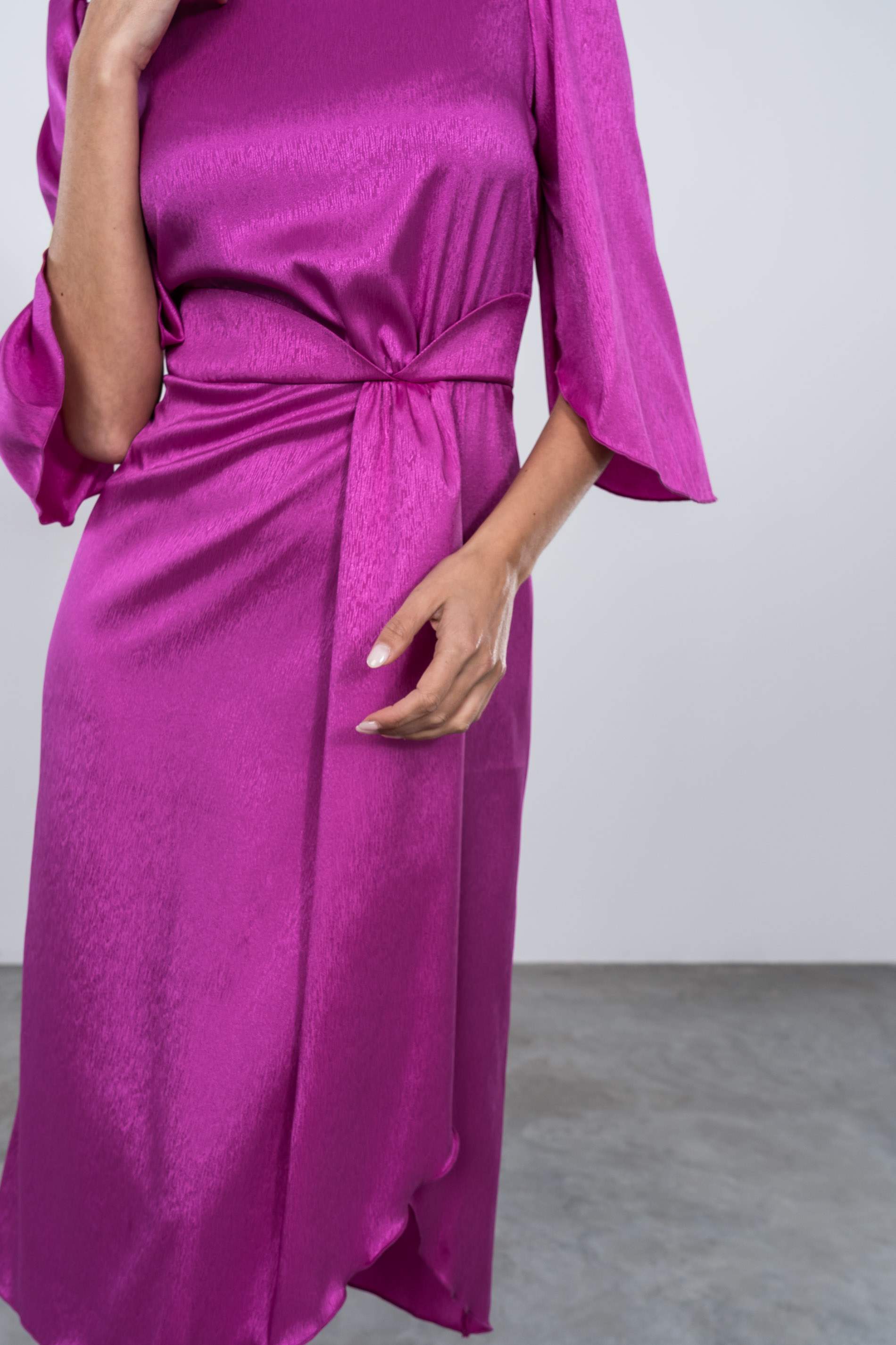 VESTIDO SATINADO MANGA CAPA BUGANVILLA