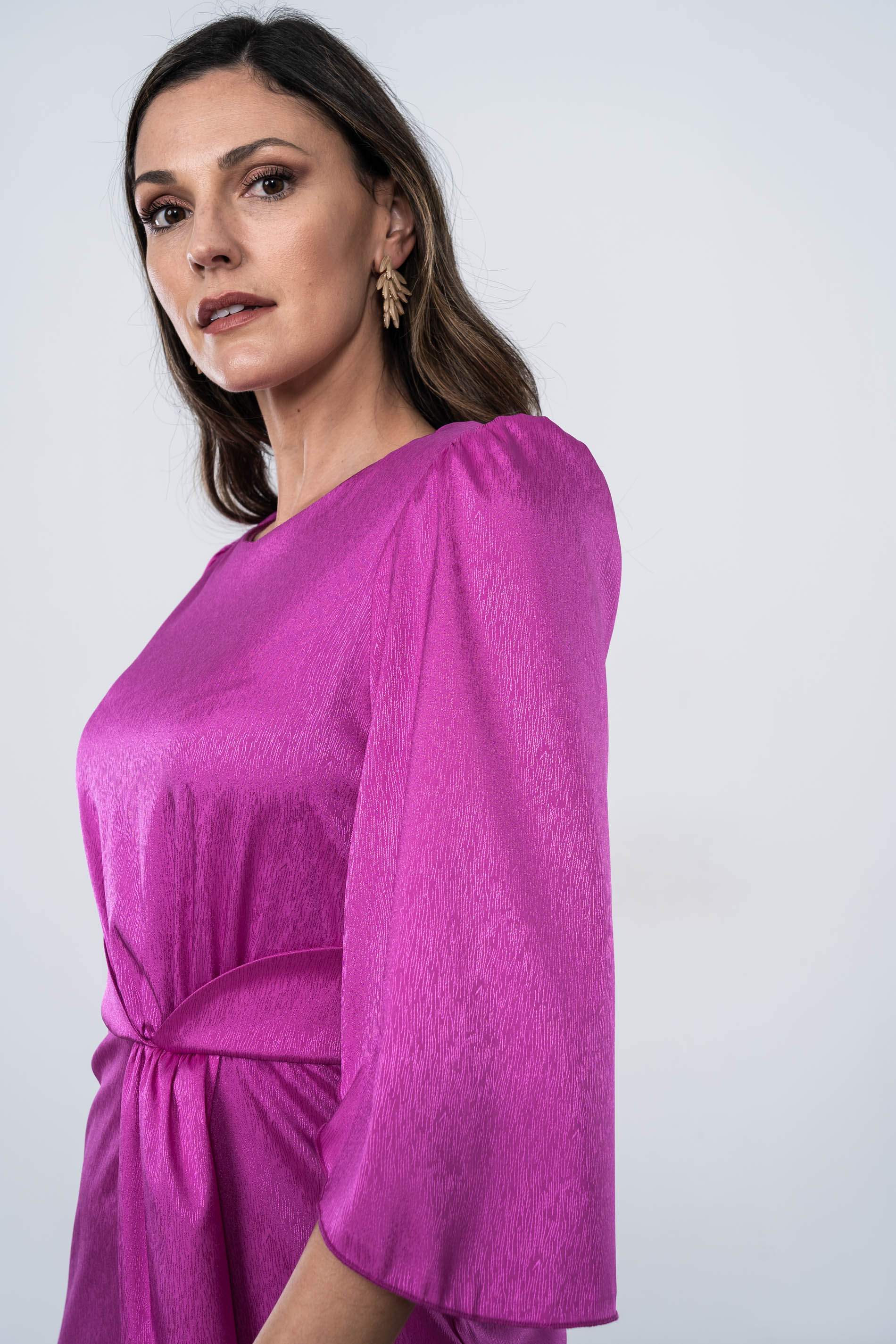 VESTIDO SATINADO MANGA CAPA BUGANVILLA