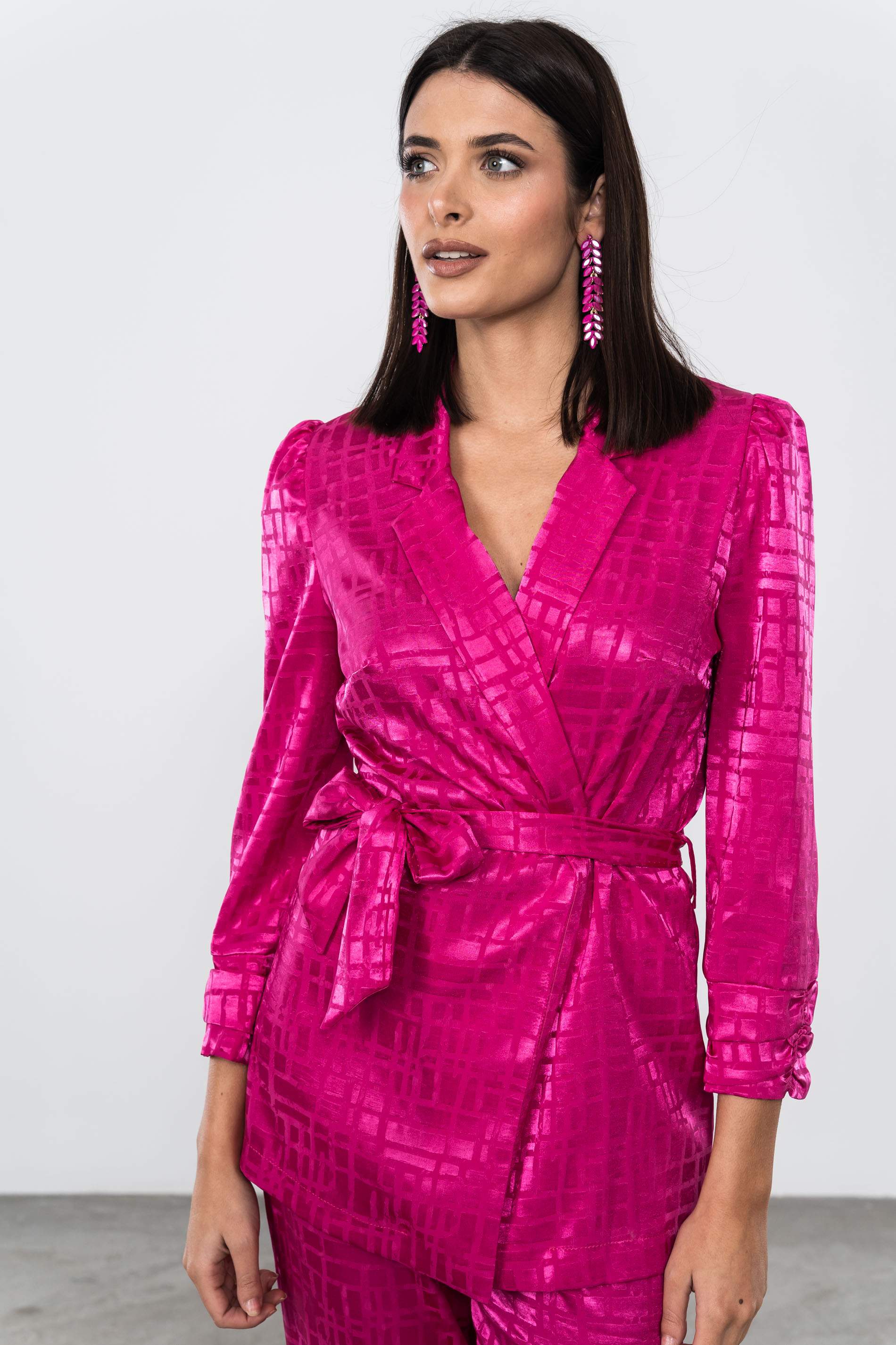 CHAQUETA CINTURÓN SATINADO FANTASÍA FUCSIA