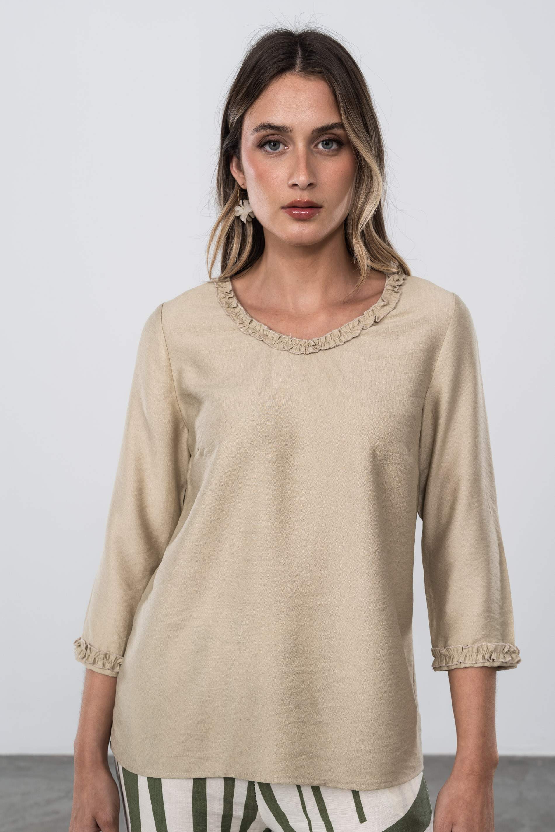 BLUSA VOLANTITO DECORATIVO BEIGE