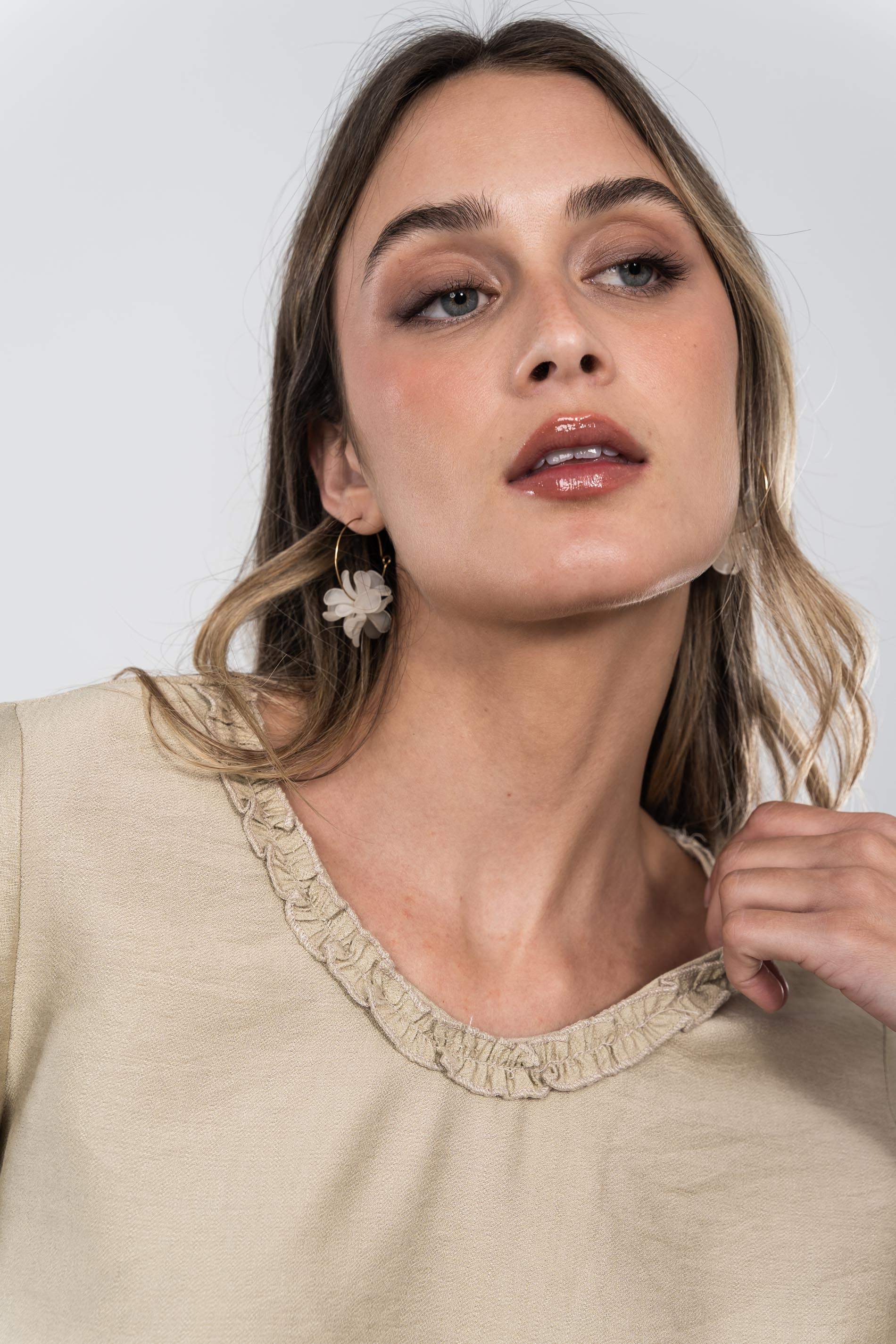 BLUSA VOLANTITO DECORATIVO BEIGE