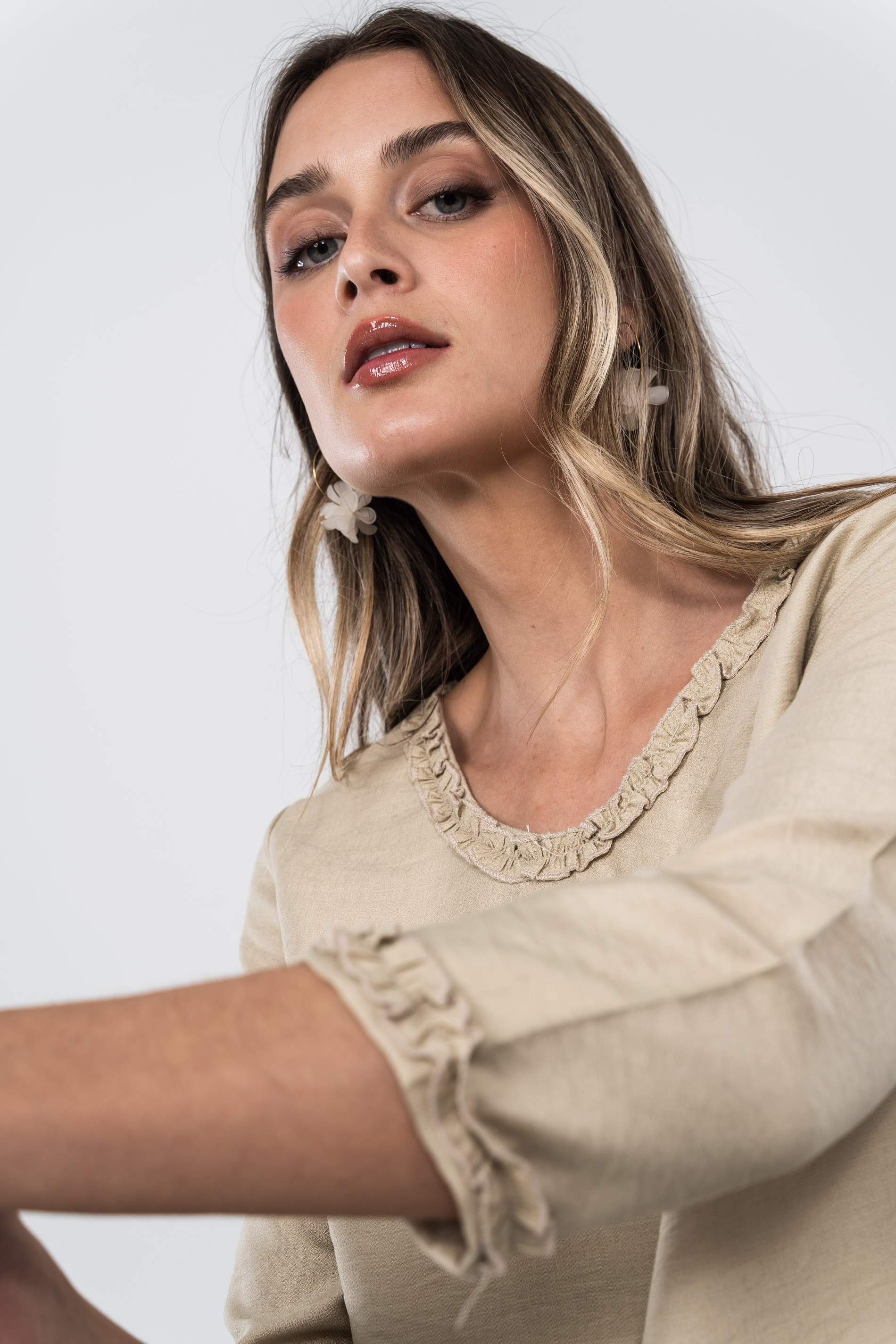 BLUSA VOLANTITO DECORATIVO BEIGE