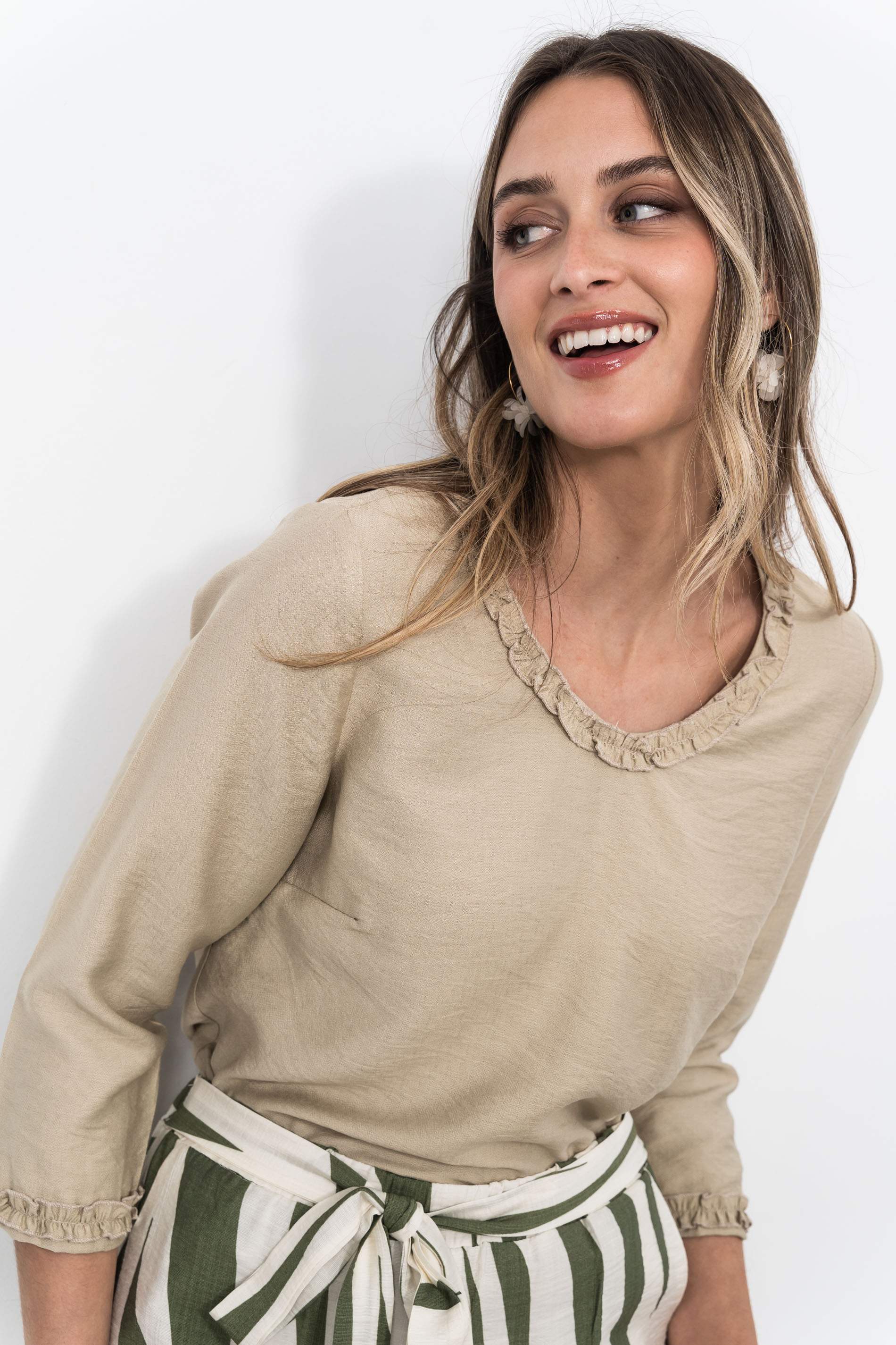 BLUSA VOLANTITO DECORATIVO BEIGE