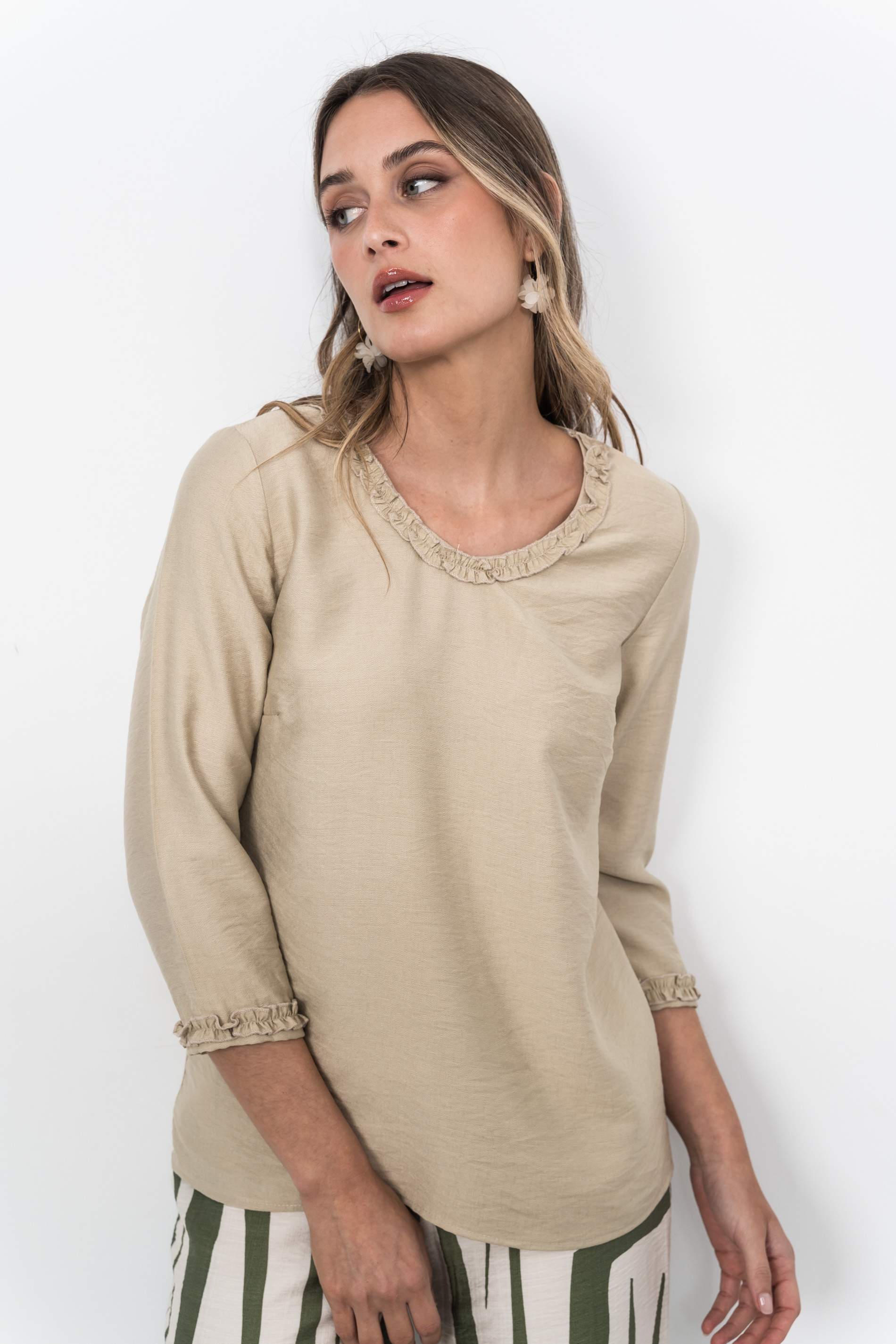 BLUSA VOLANTITO DECORATIVO BEIGE