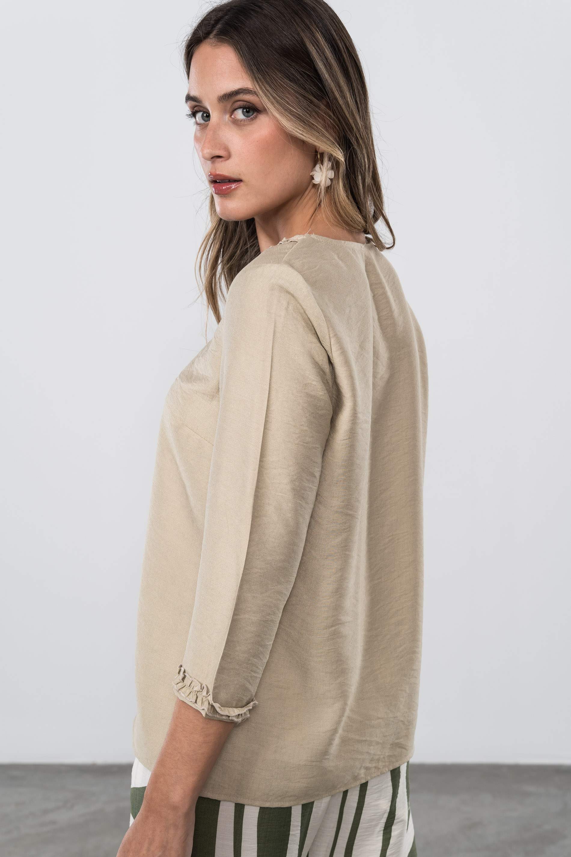 BLUSA VOLANTITO DECORATIVO BEIGE
