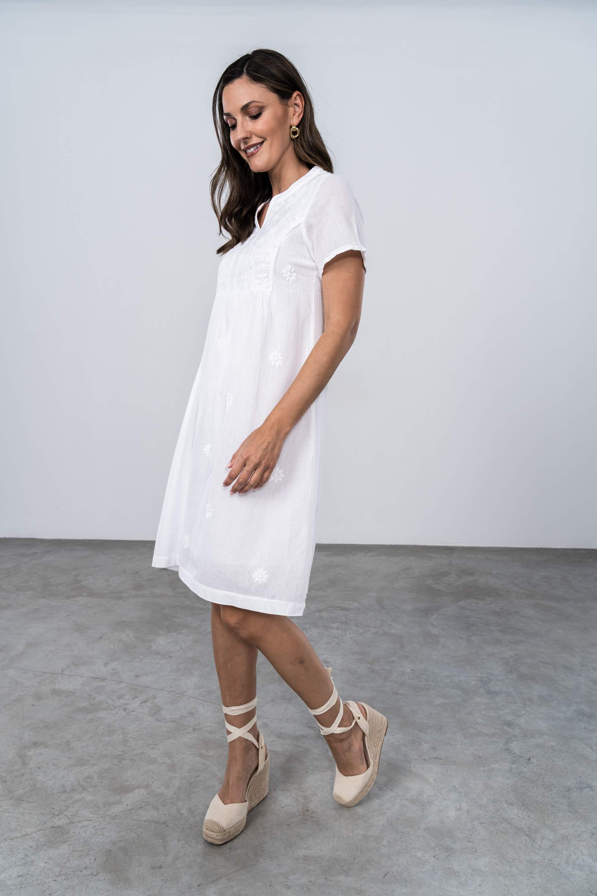 VESTIDO BORDADO AL TONO BLANCO