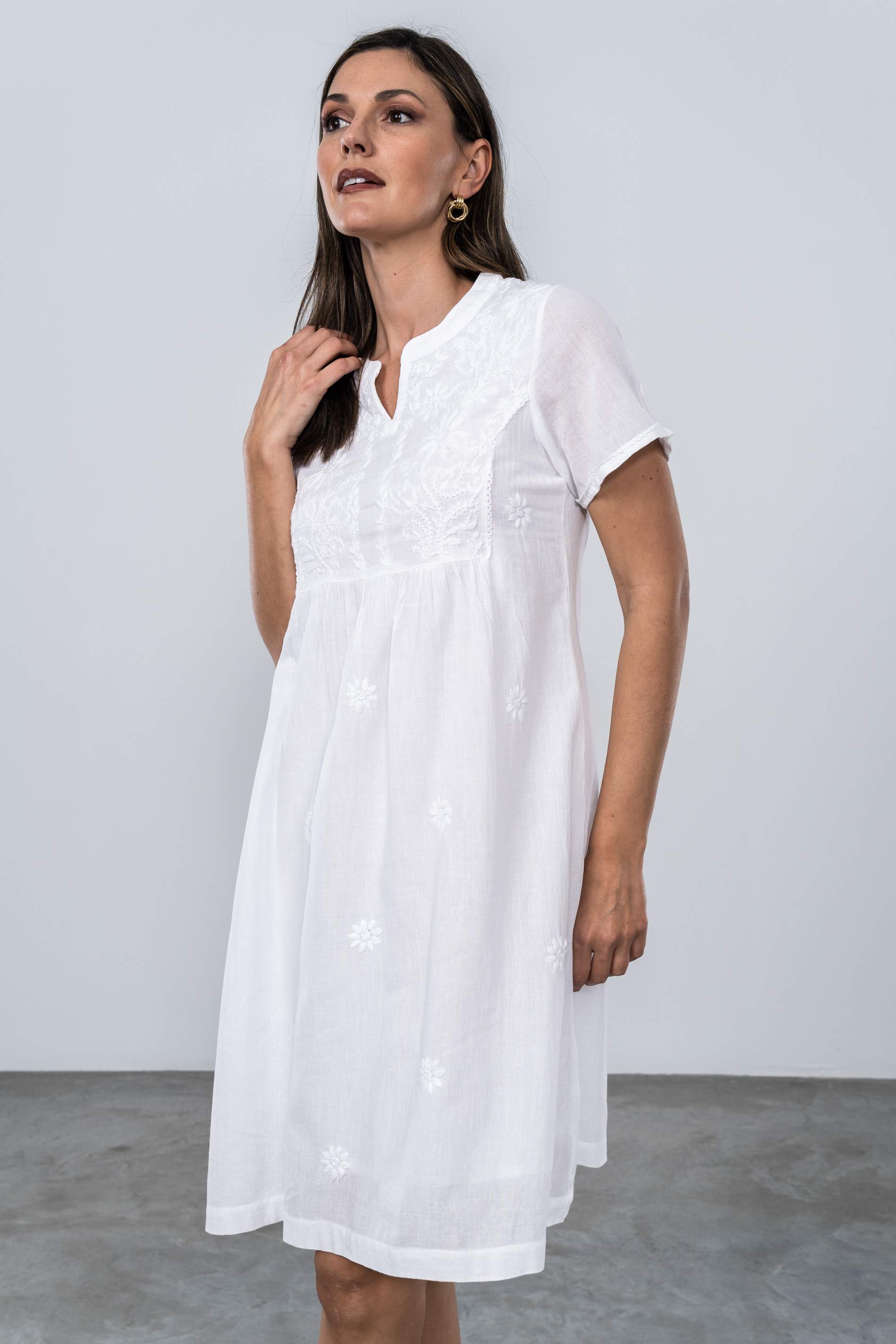 VESTIDO BORDADO AL TONO BLANCO