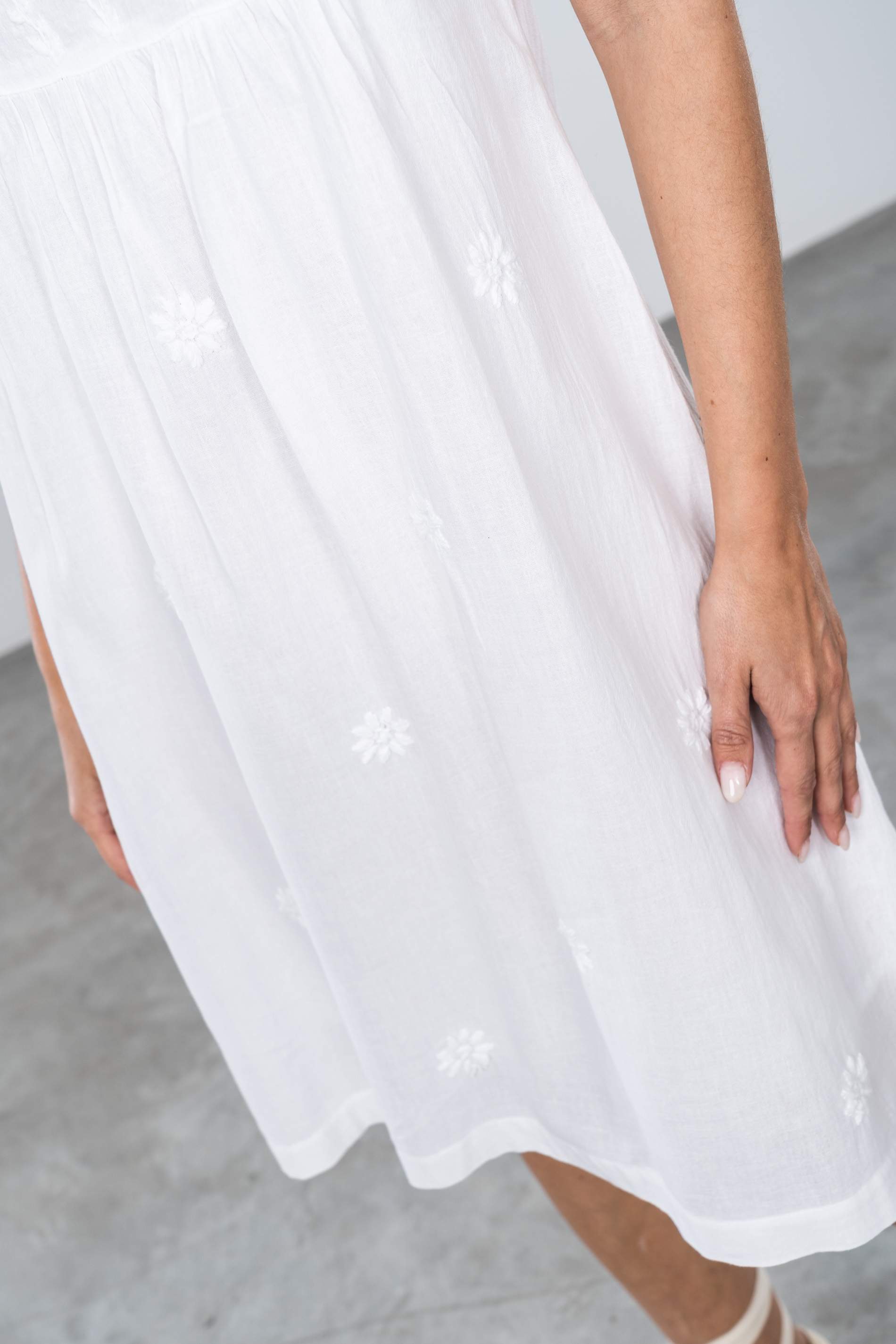 VESTIDO BORDADO AL TONO BLANCO