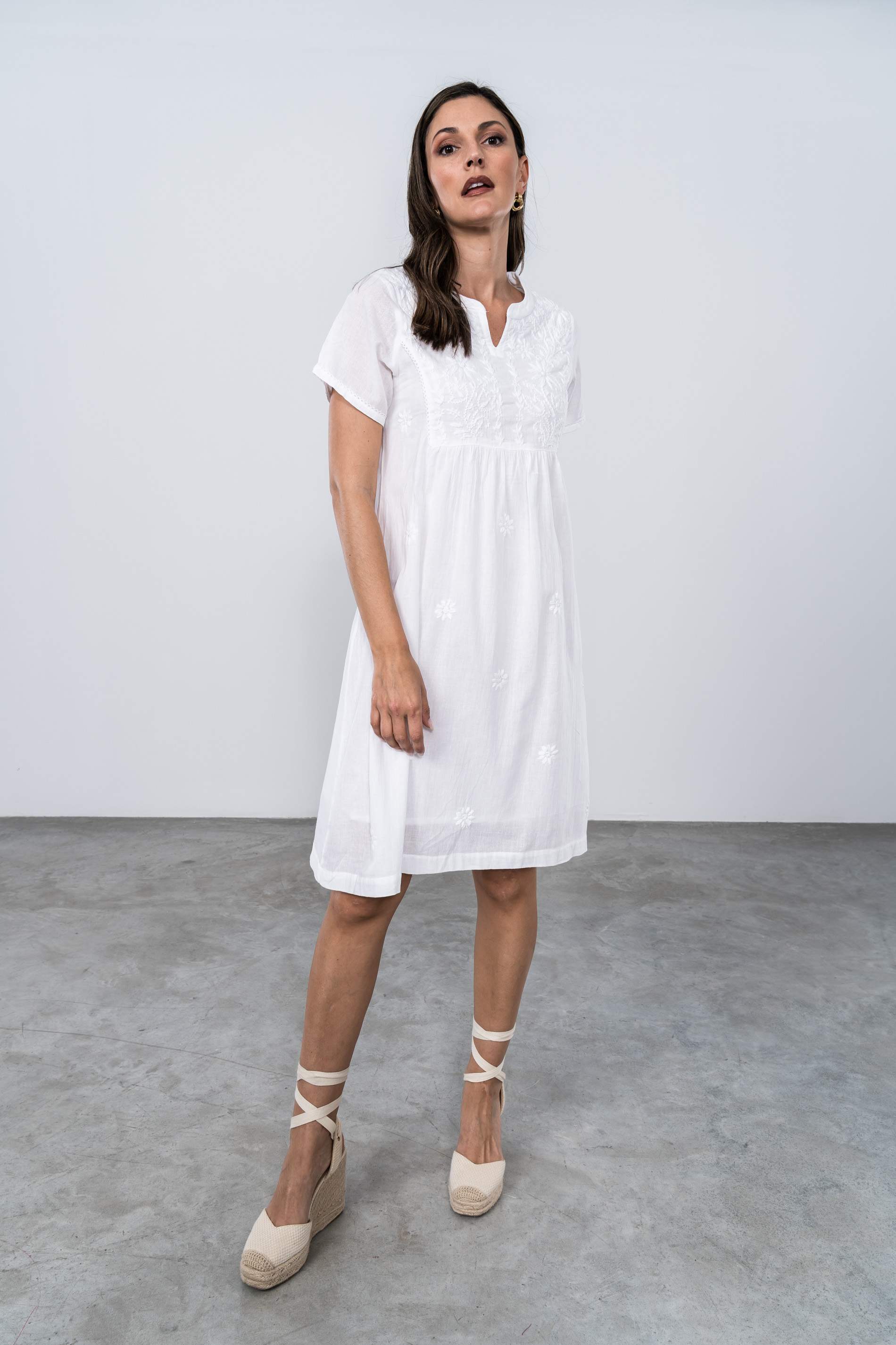 VESTIDO BORDADO AL TONO BLANCO