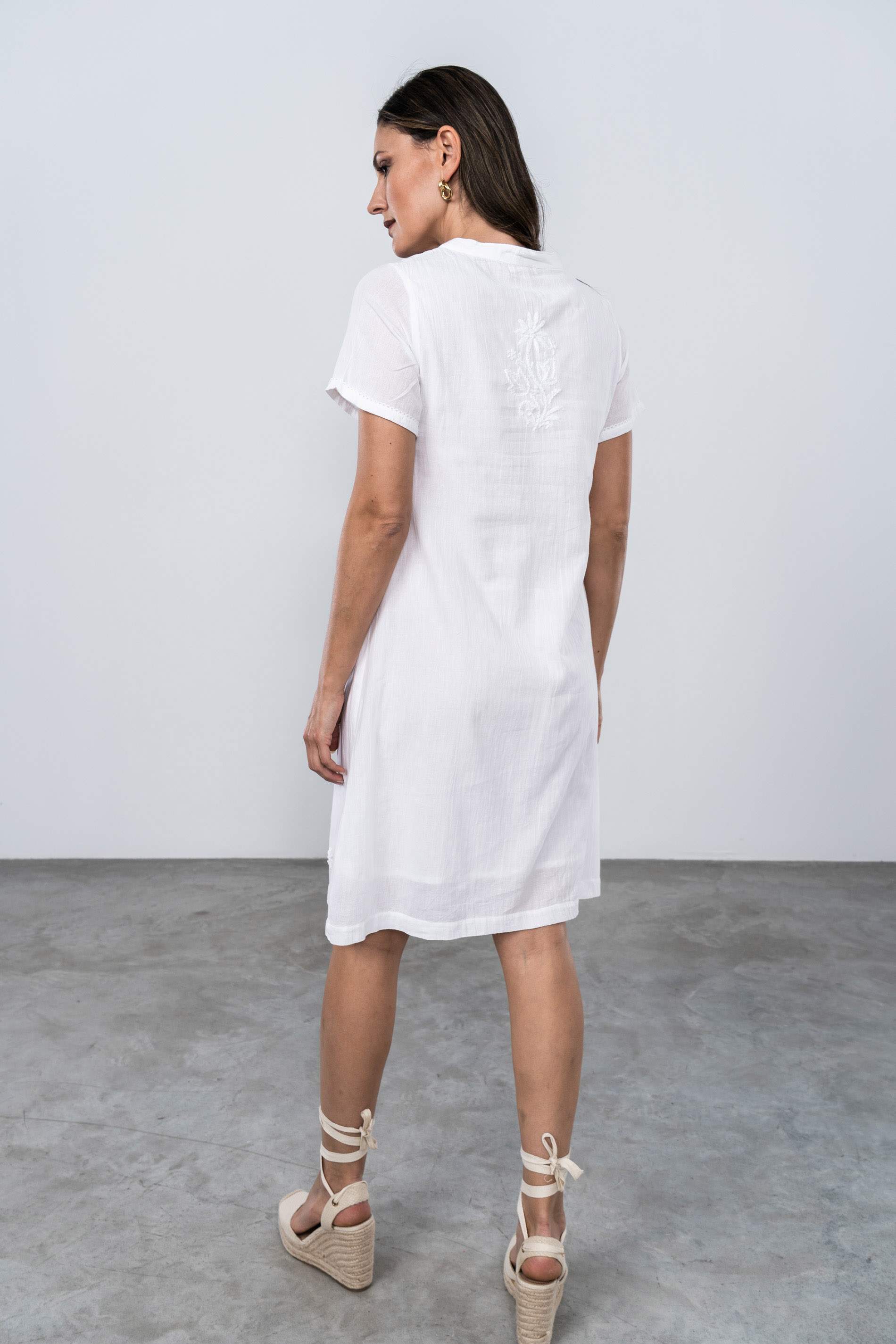 VESTIDO BORDADO AL TONO BLANCO