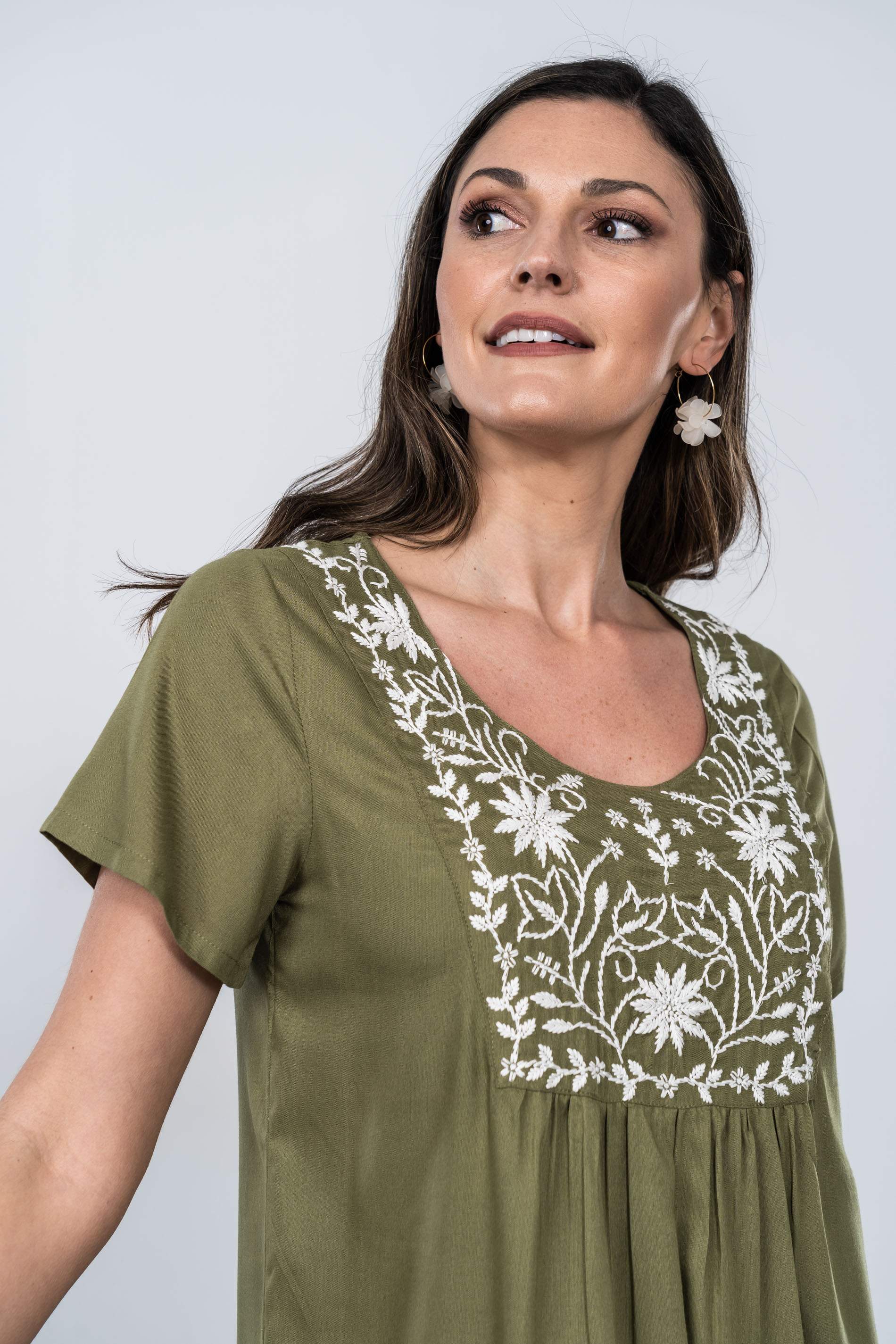 VESTIDO BORDADOS PECHERA KAKI