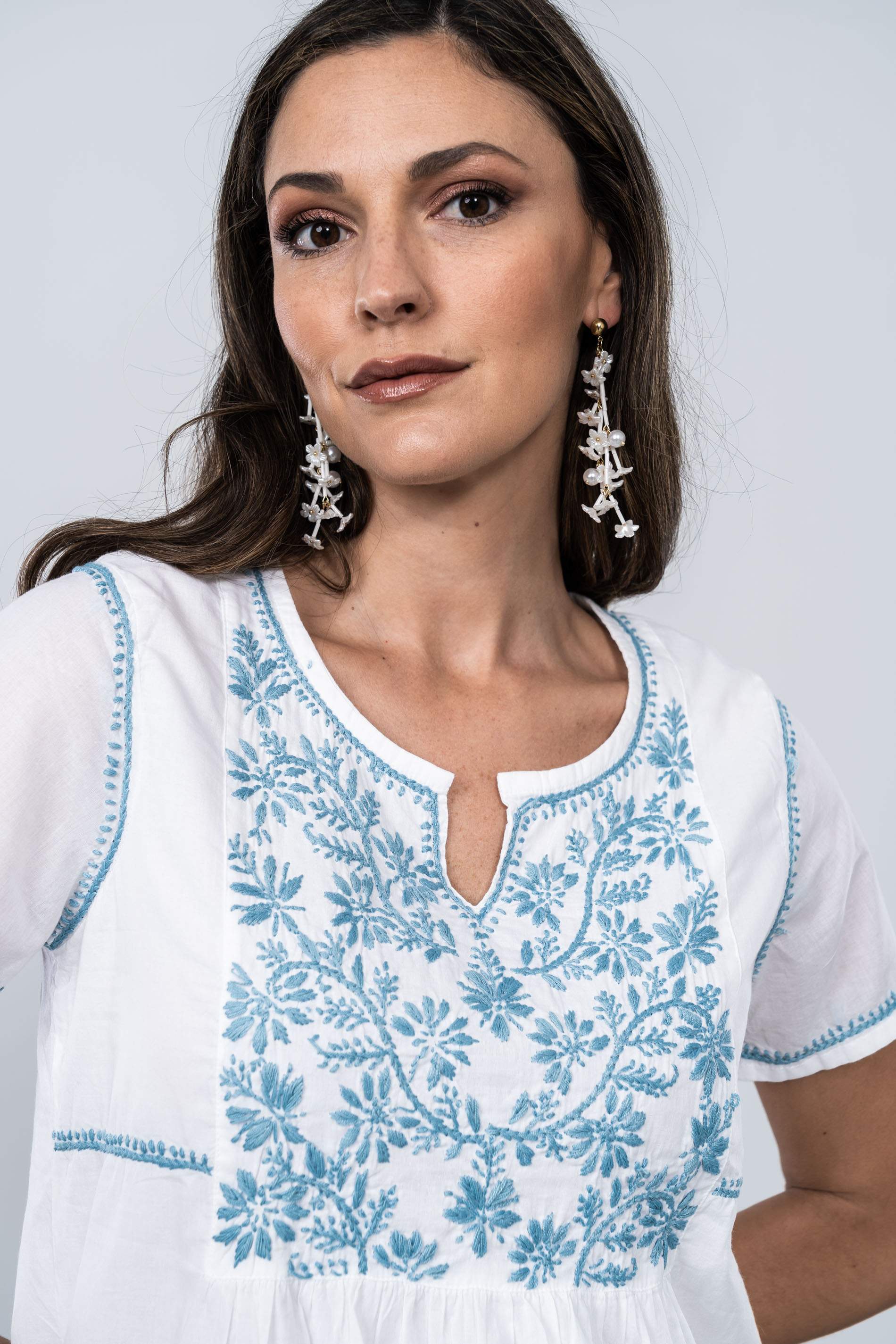 VESTIDO BORDADOS CONTRASTE BLANCO