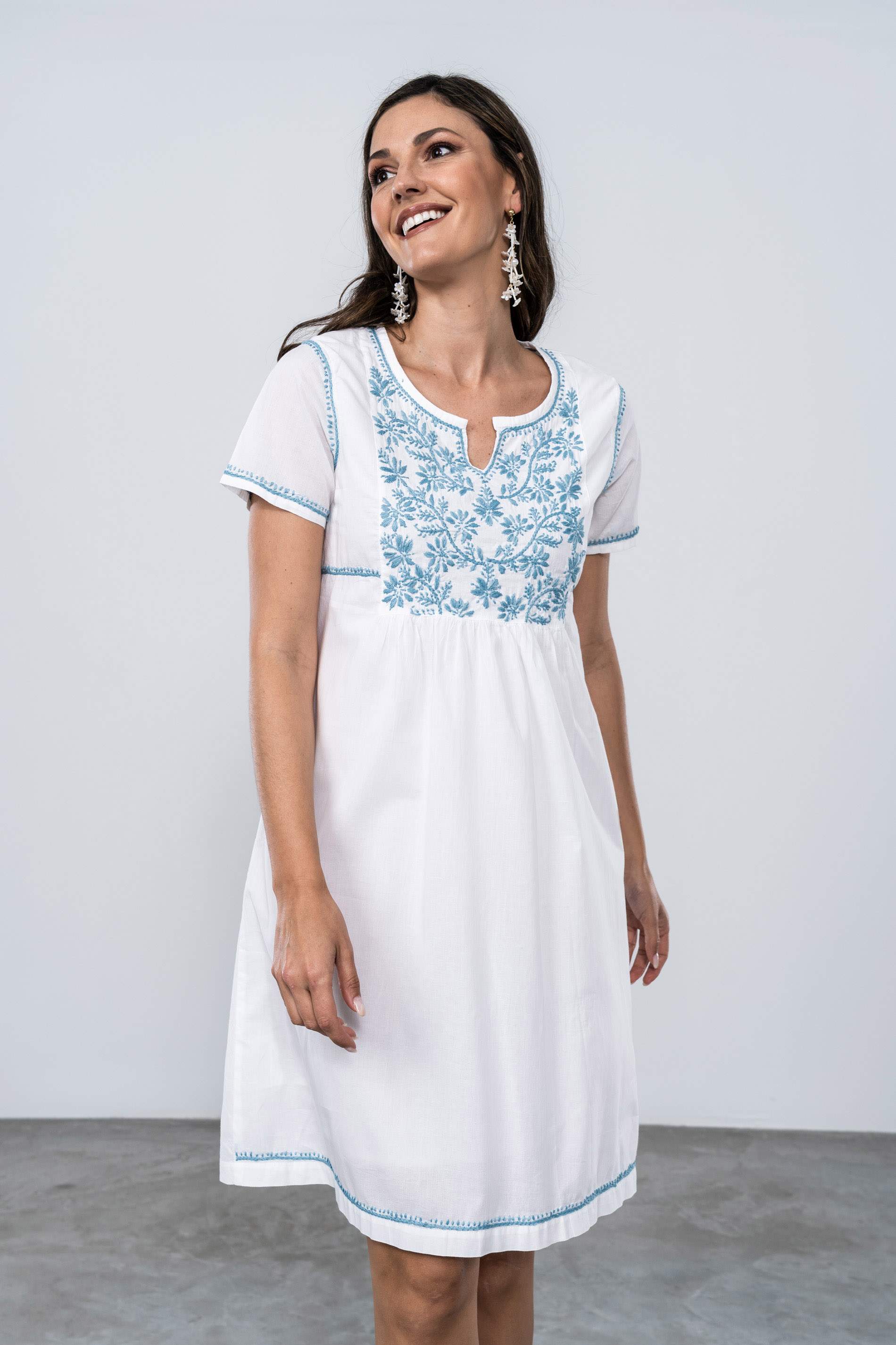 VESTIDO BORDADOS CONTRASTE BLANCO