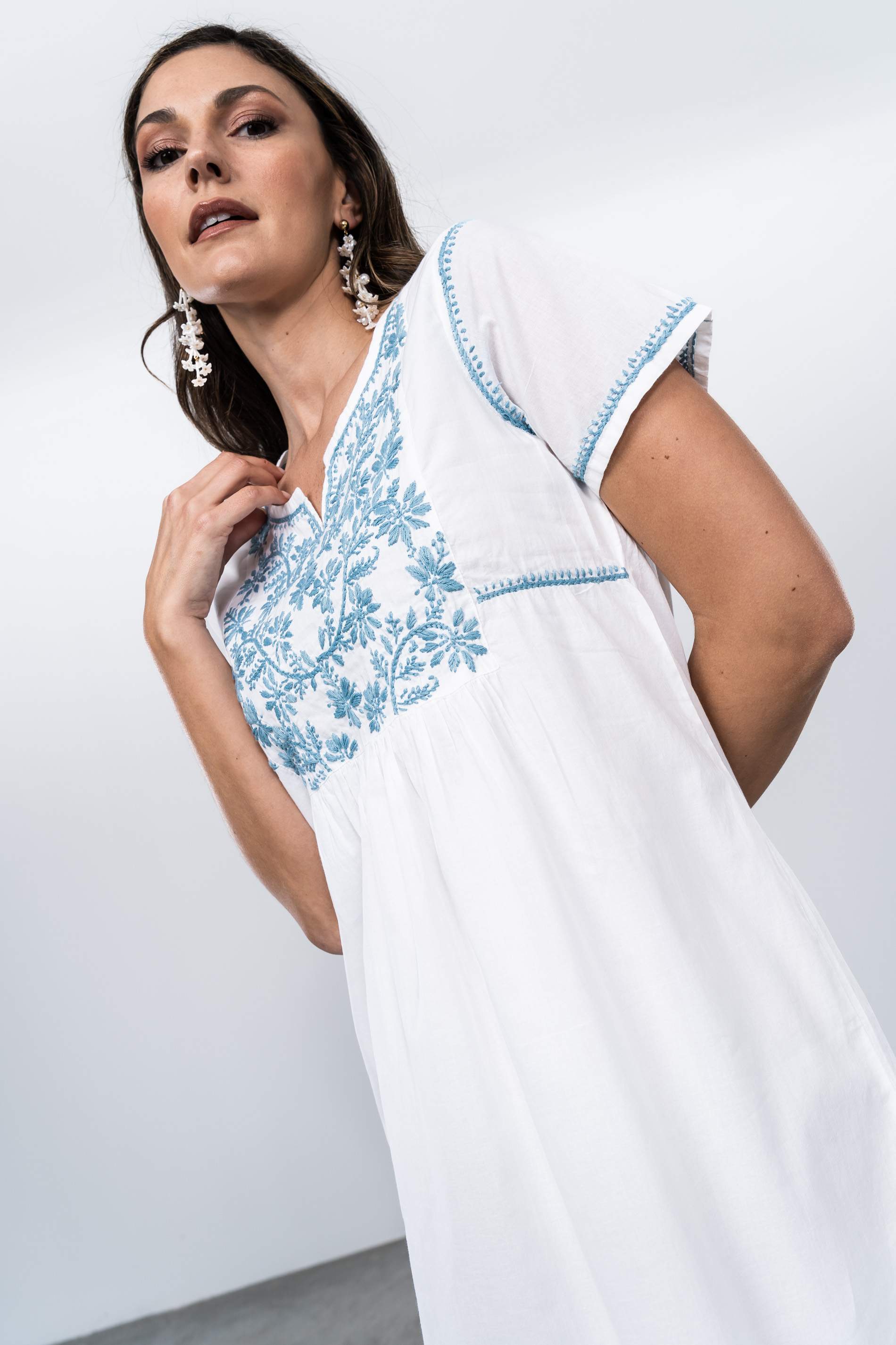 VESTIDO BORDADOS CONTRASTE BLANCO