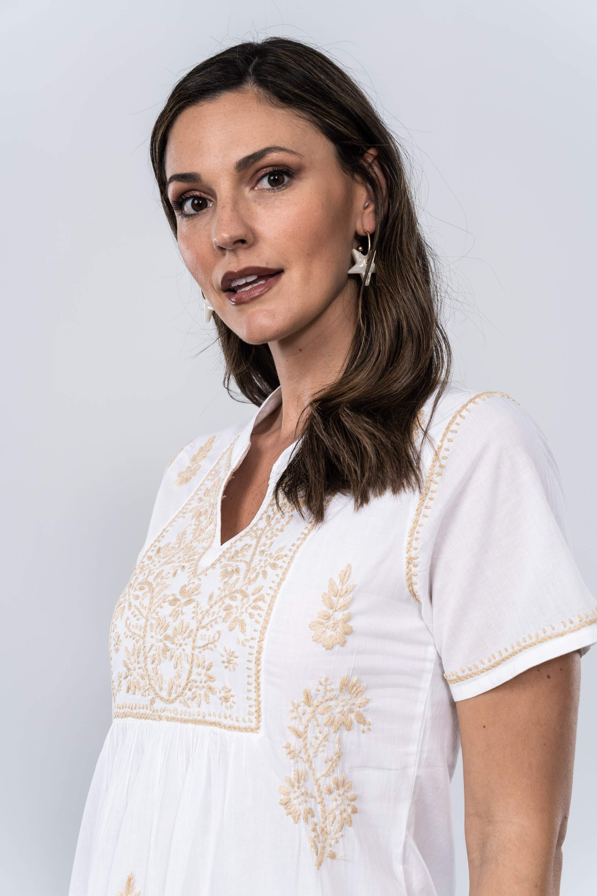 VESTIDO BORDADO CONTRASTE BEIGE