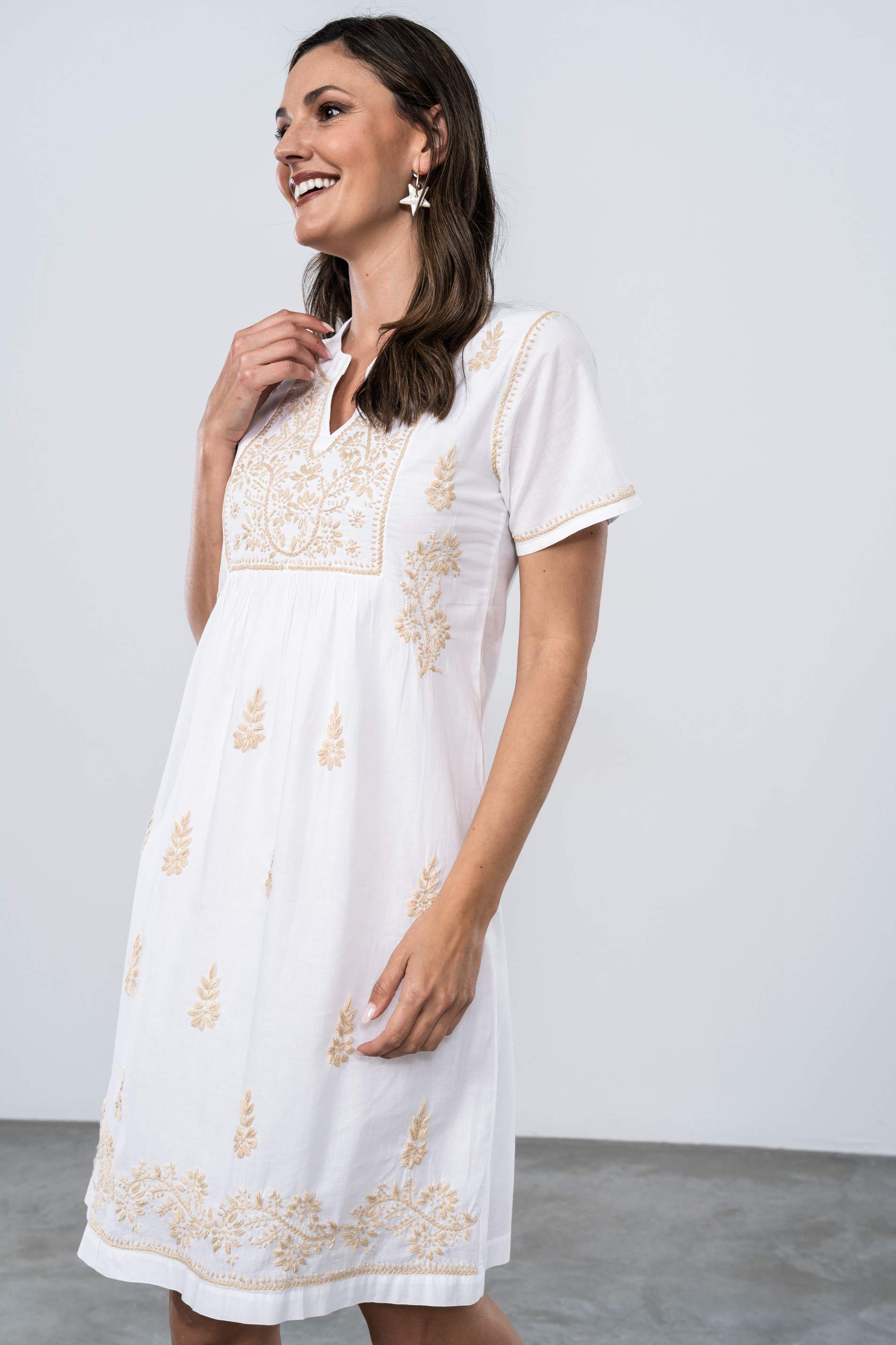 VESTIDO BORDADO CONTRASTE BEIGE
