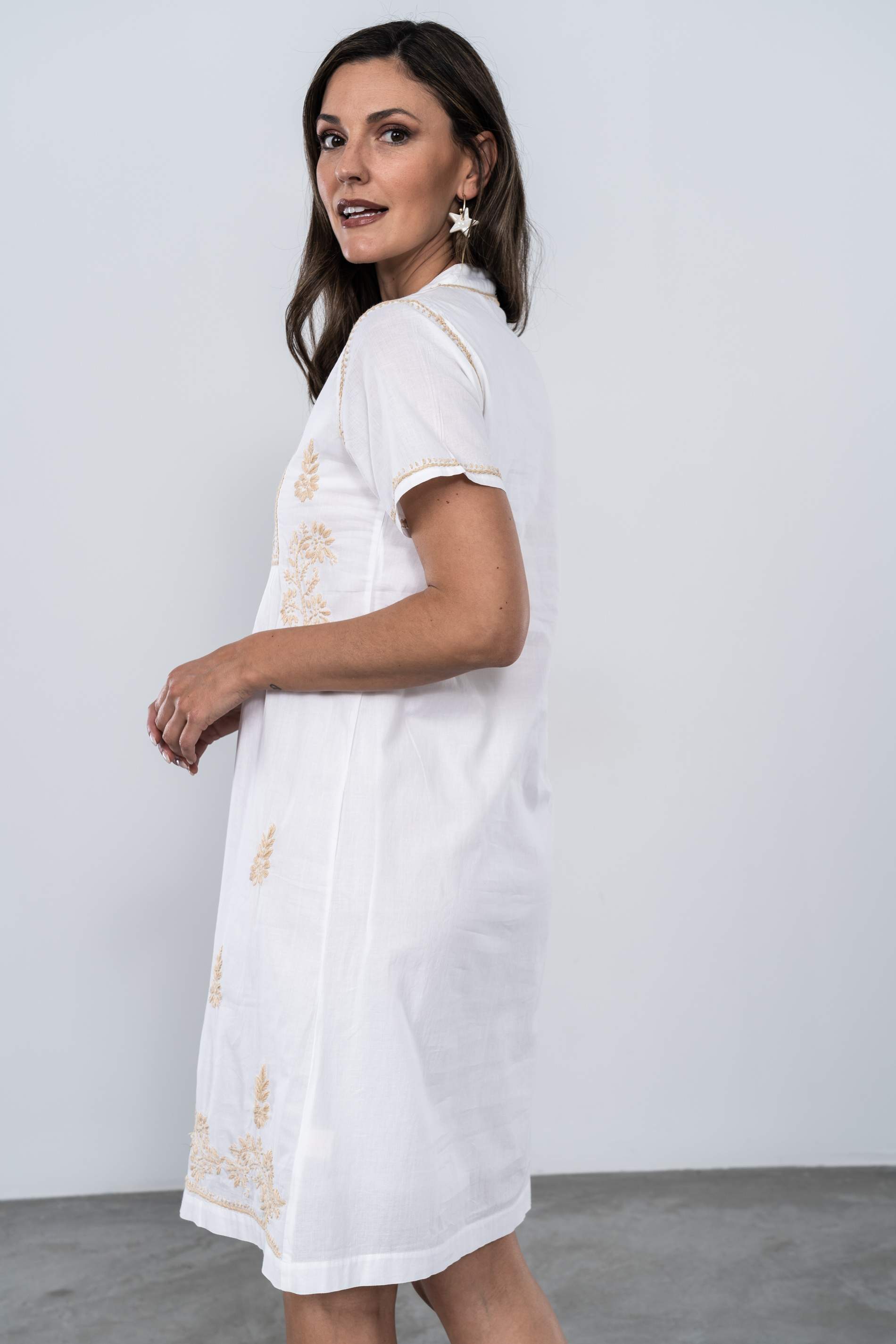 VESTIDO BORDADO CONTRASTE BEIGE