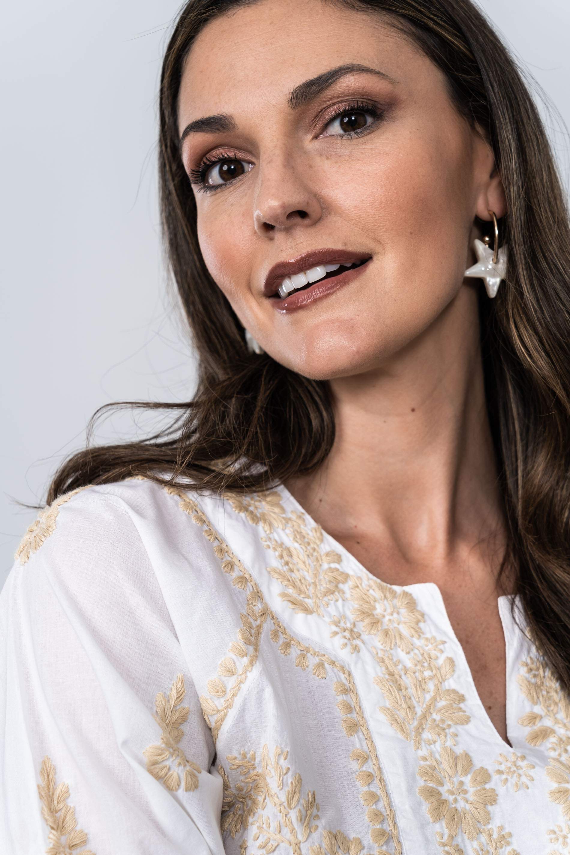 BLUSA BORDADOS CONTRASTE BEIGE