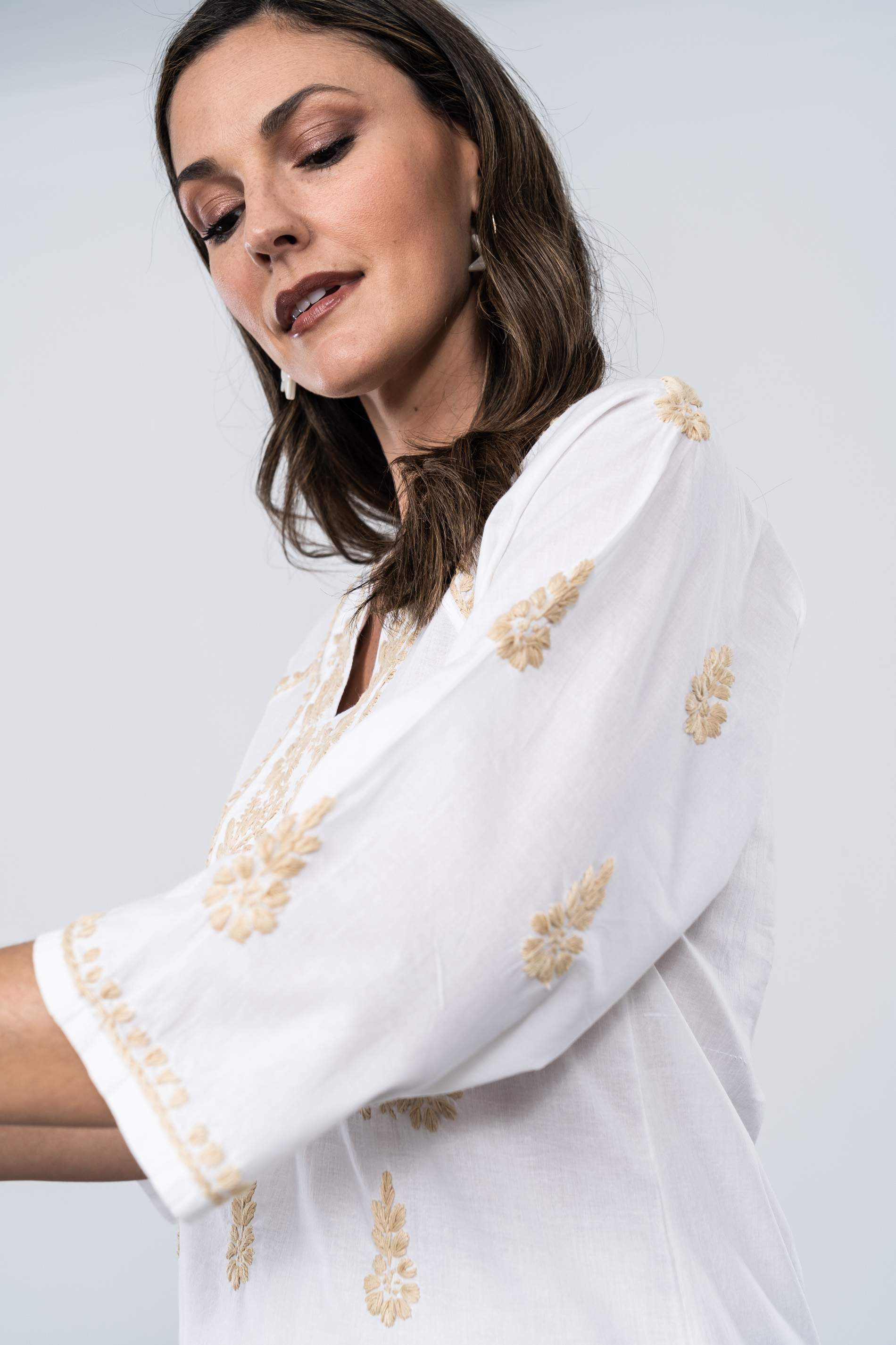 BLUSA BORDADOS CONTRASTE BEIGE