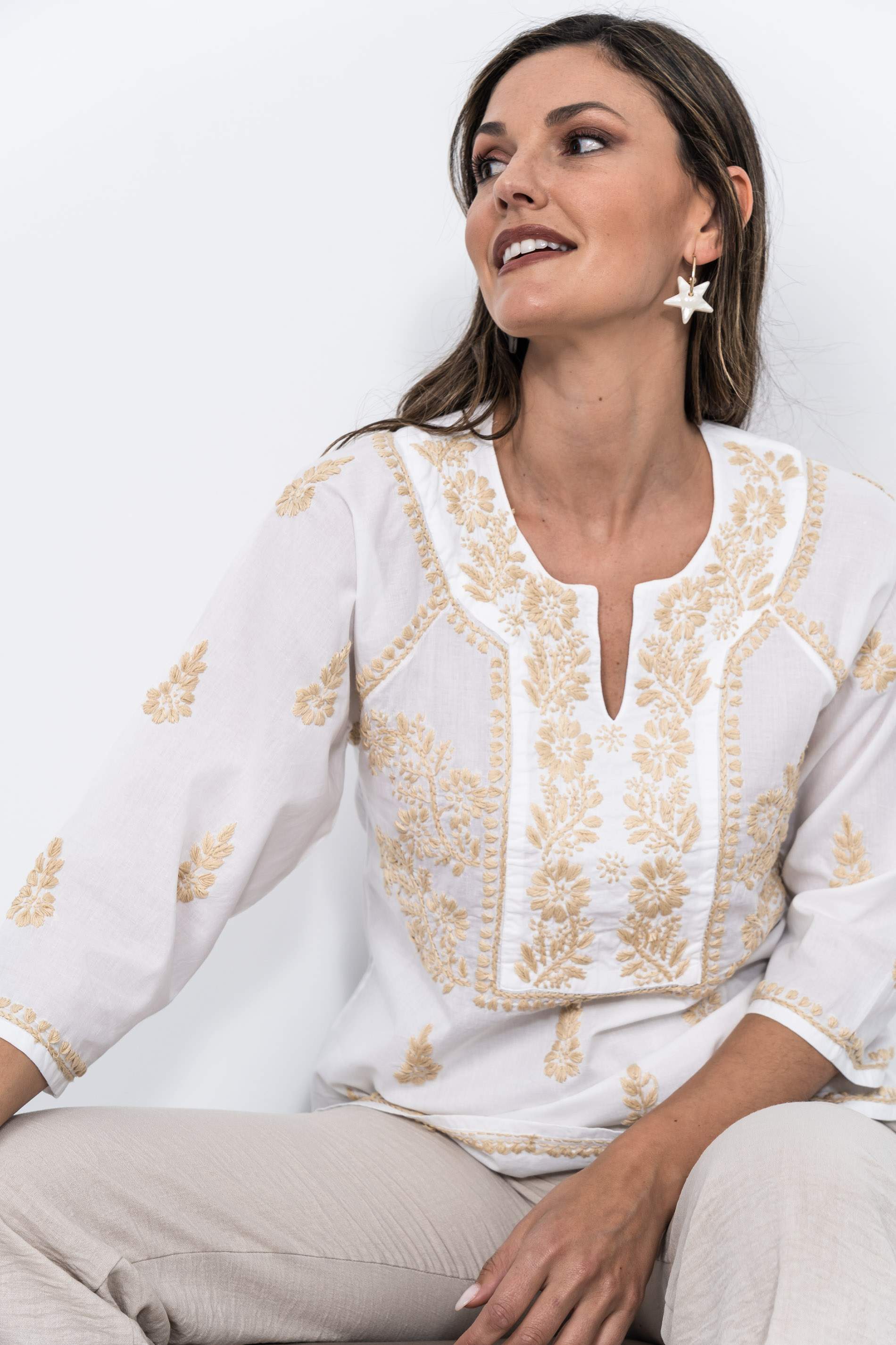 BLUSA BORDADOS CONTRASTE BEIGE