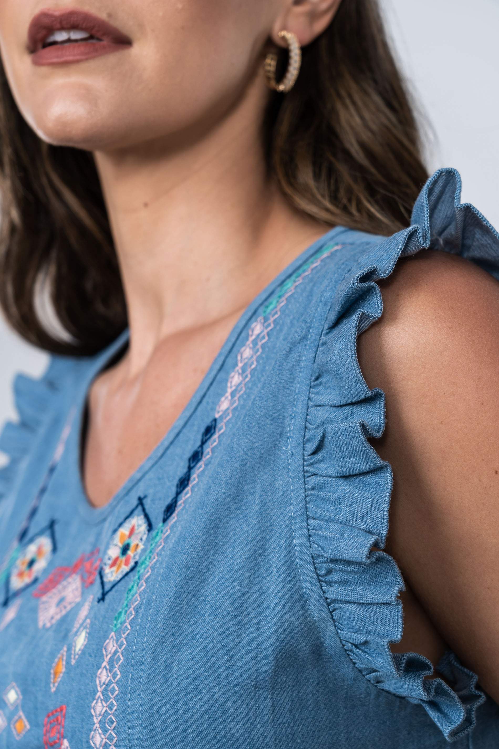 VESTIDO DENIM BORDADO VOLANTITO AZUL