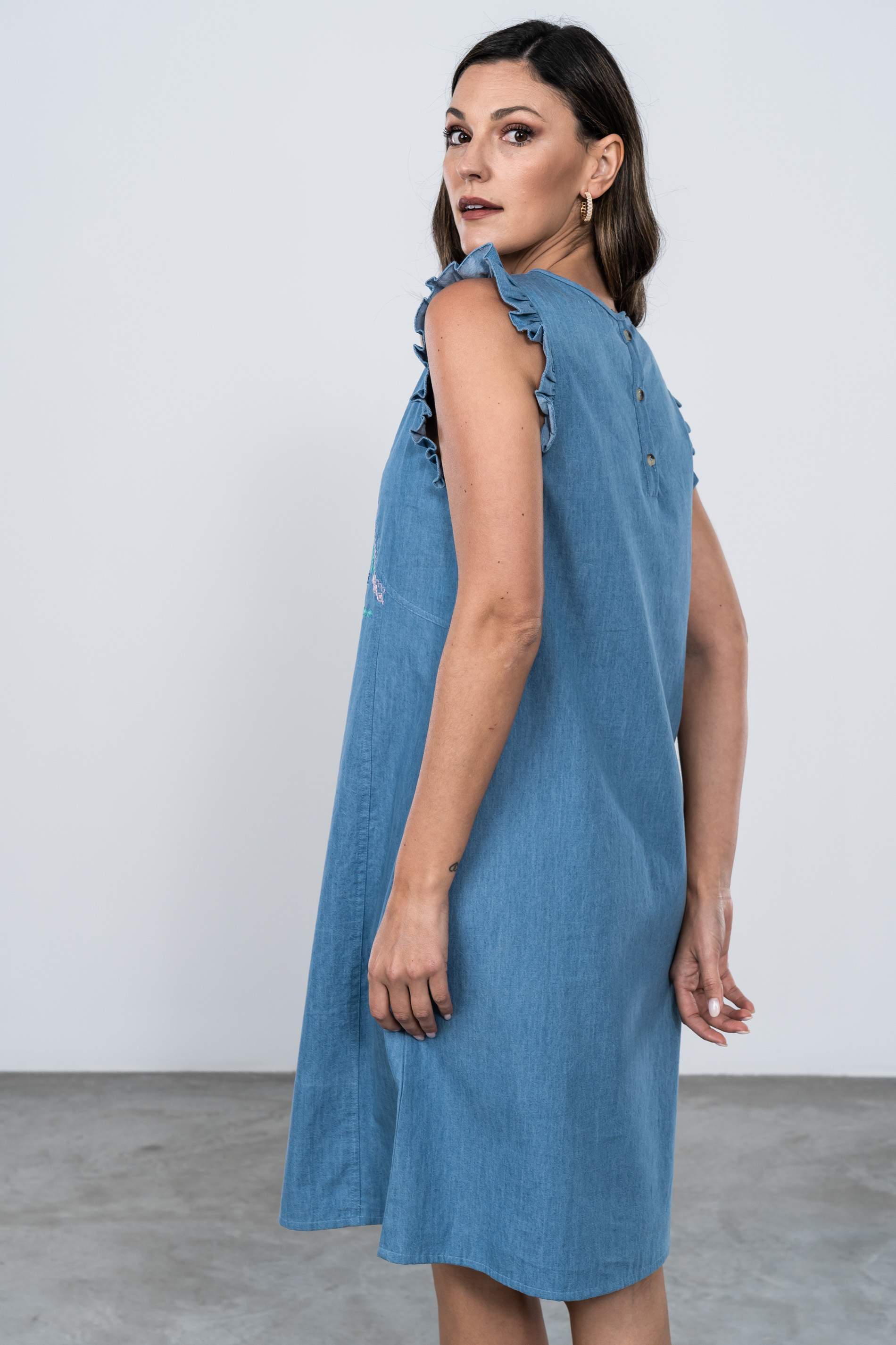 VESTIDO DENIM BORDADO VOLANTITO AZUL