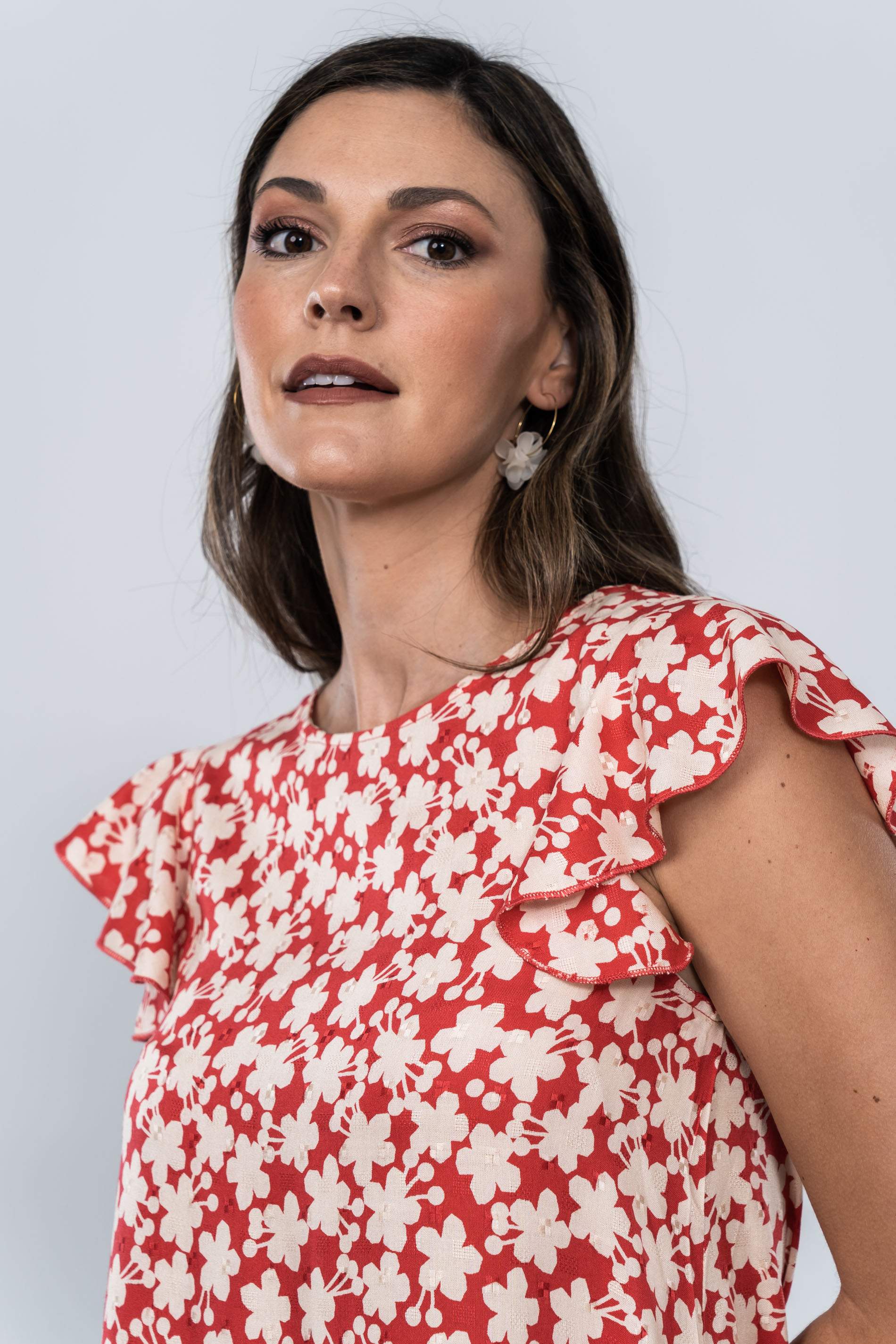 VESTIDO FLORAL MANGAS CAPAS ROJO