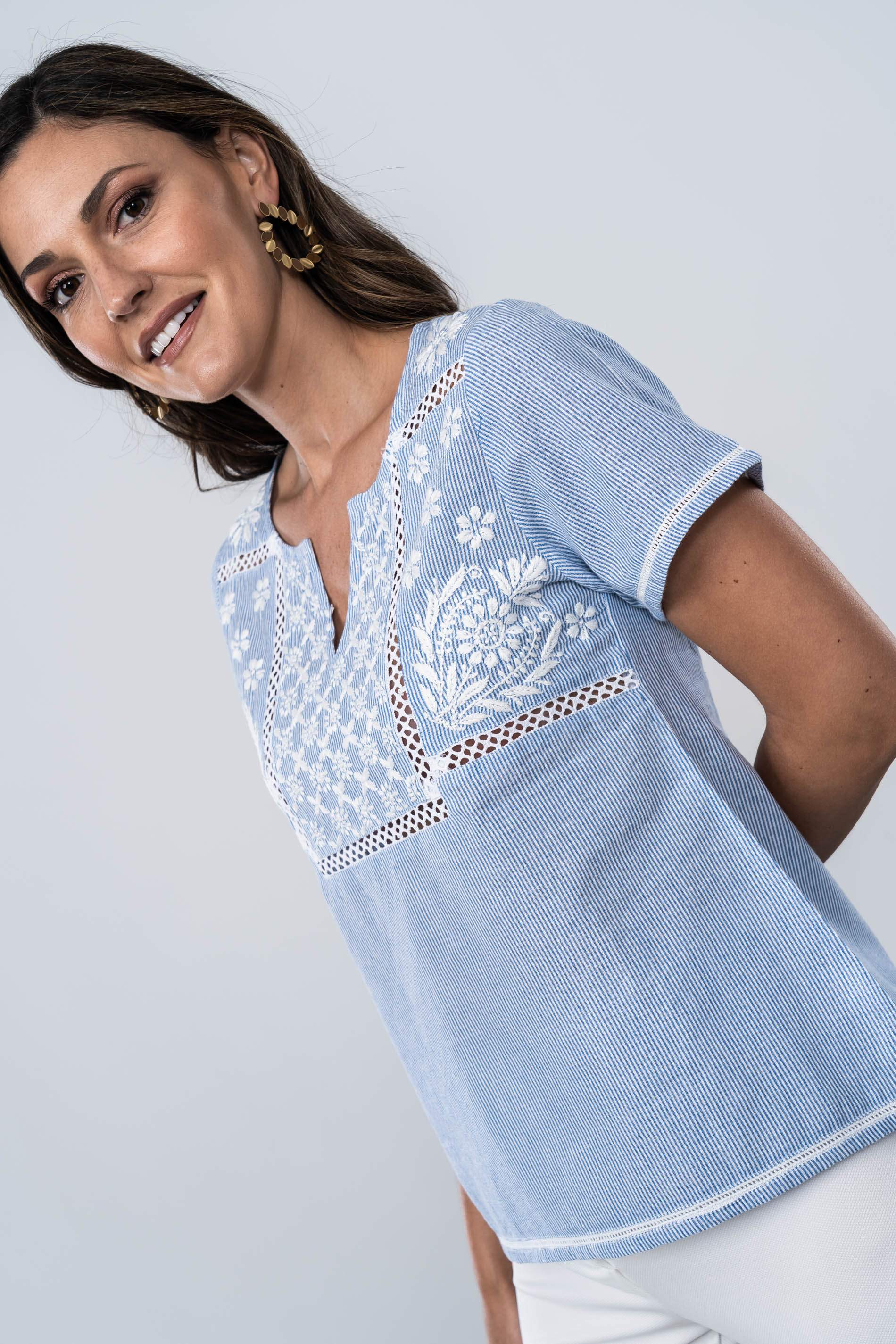 BLUSA RAYAS BORDADOS MANGA CORTA AZUL