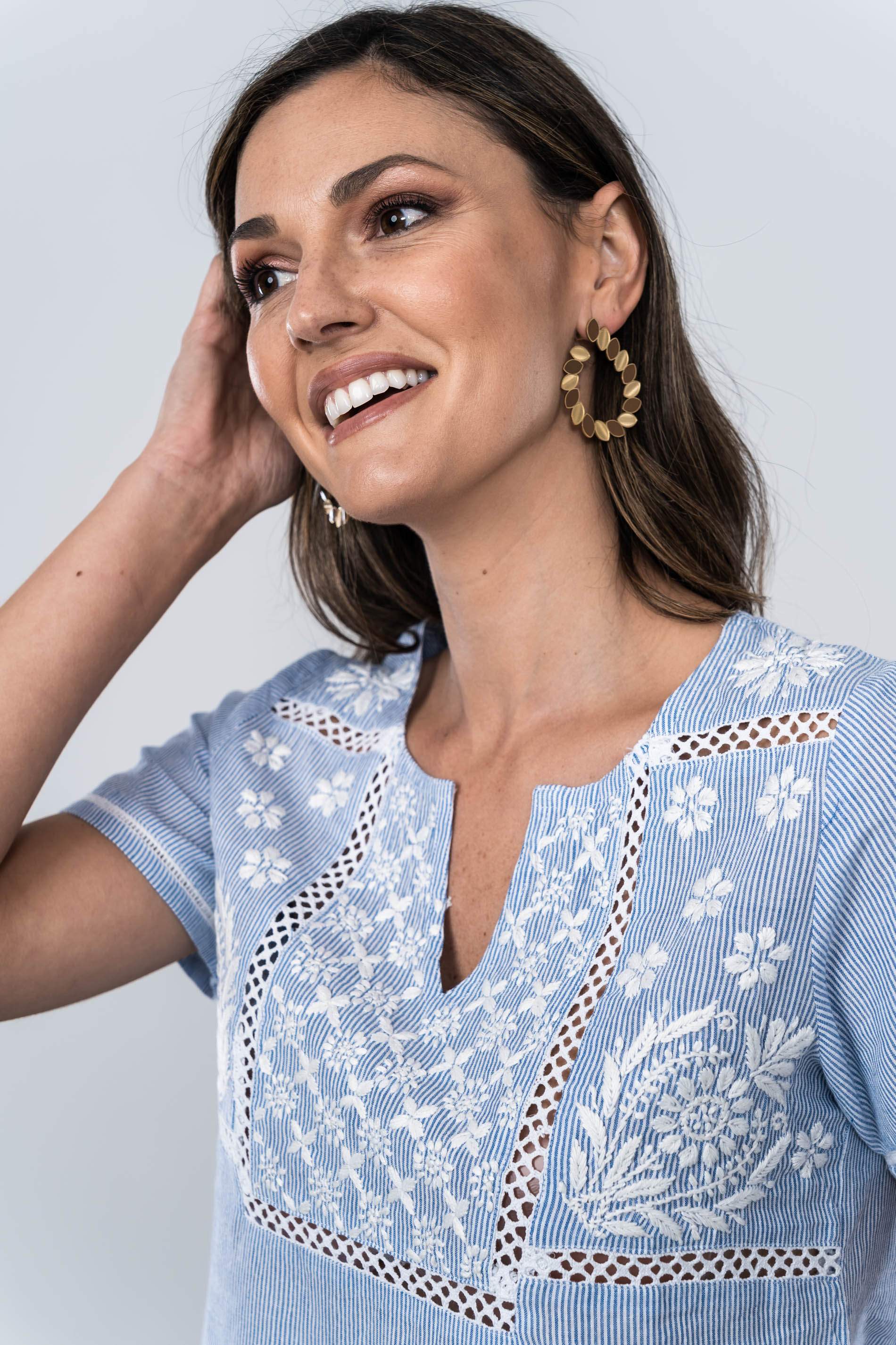 BLUSA RAYAS BORDADOS MANGA CORTA AZUL