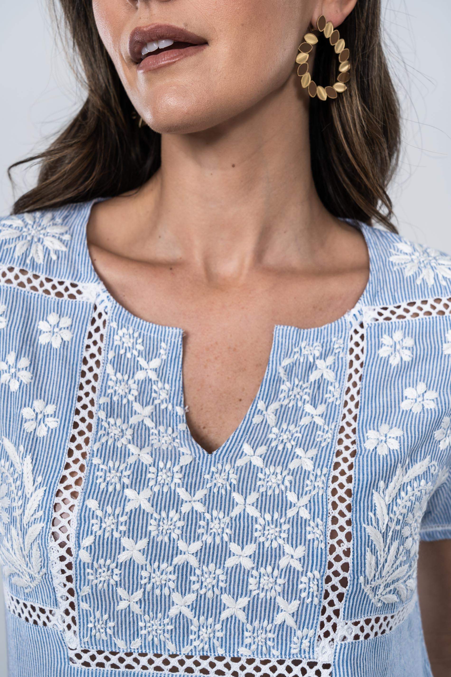 BLUSA RAYAS BORDADOS MANGA CORTA AZUL