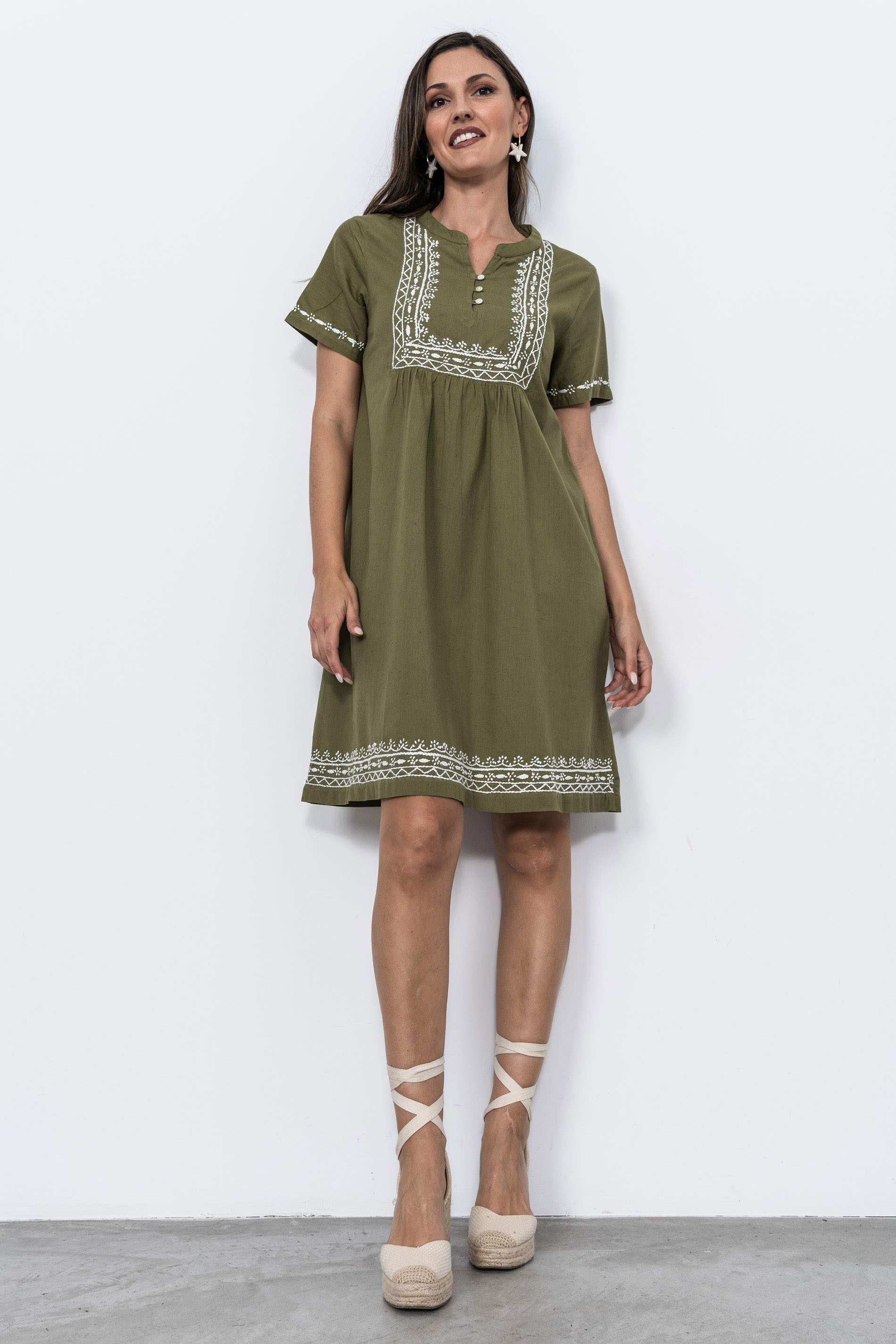 VESTIDO BORDADO CONTRASTE BOTONES KAKI