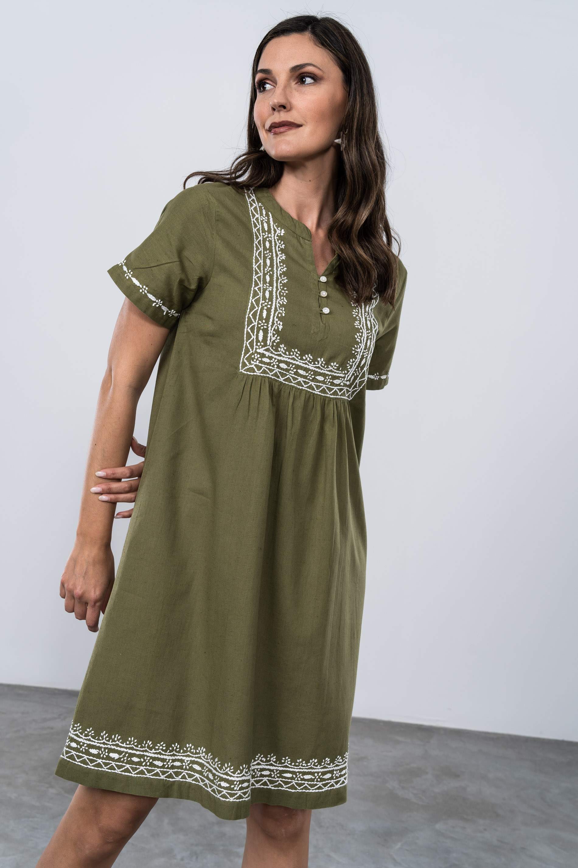 VESTIDO BORDADO CONTRASTE BOTONES KAKI