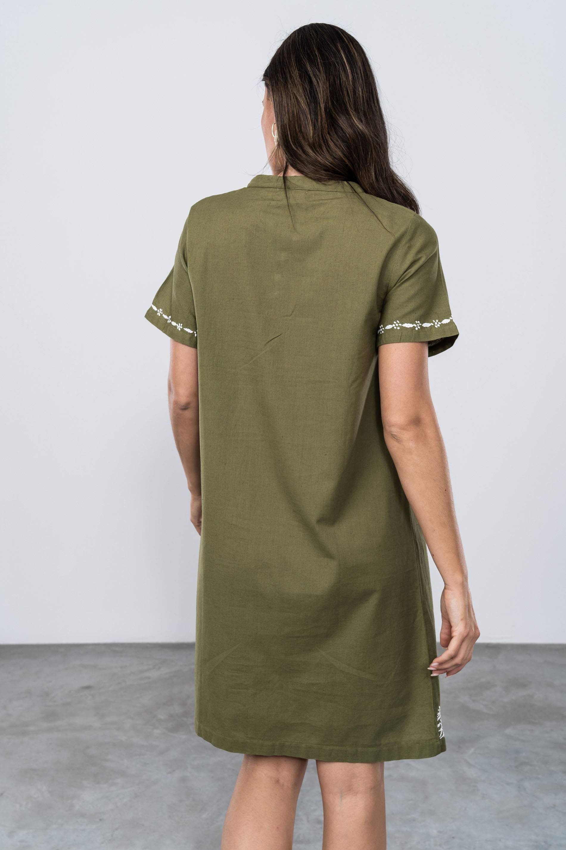 VESTIDO BORDADO CONTRASTE BOTONES KAKI
