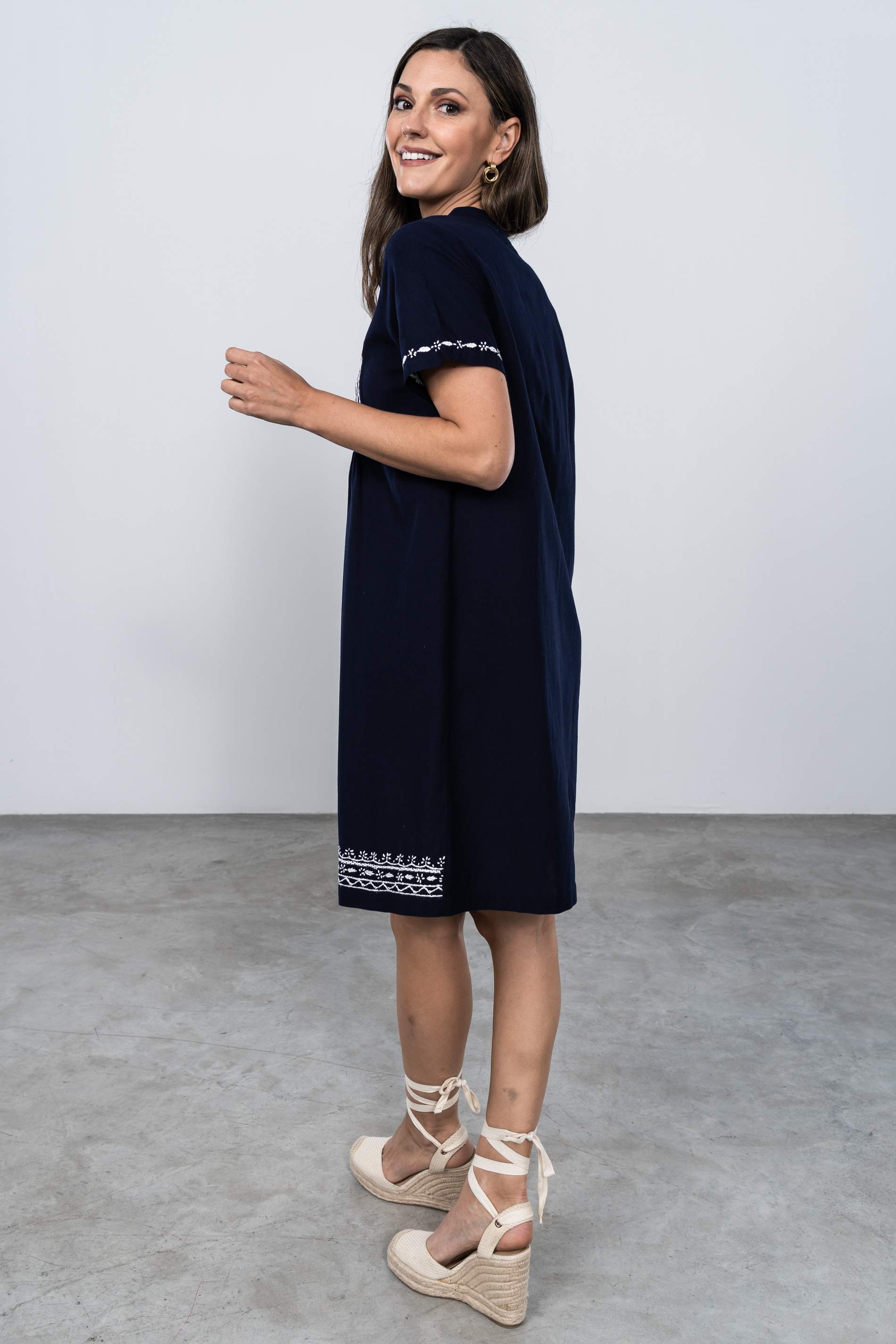 VESTIDO RAYAS PECHERA BORDADA MARINO