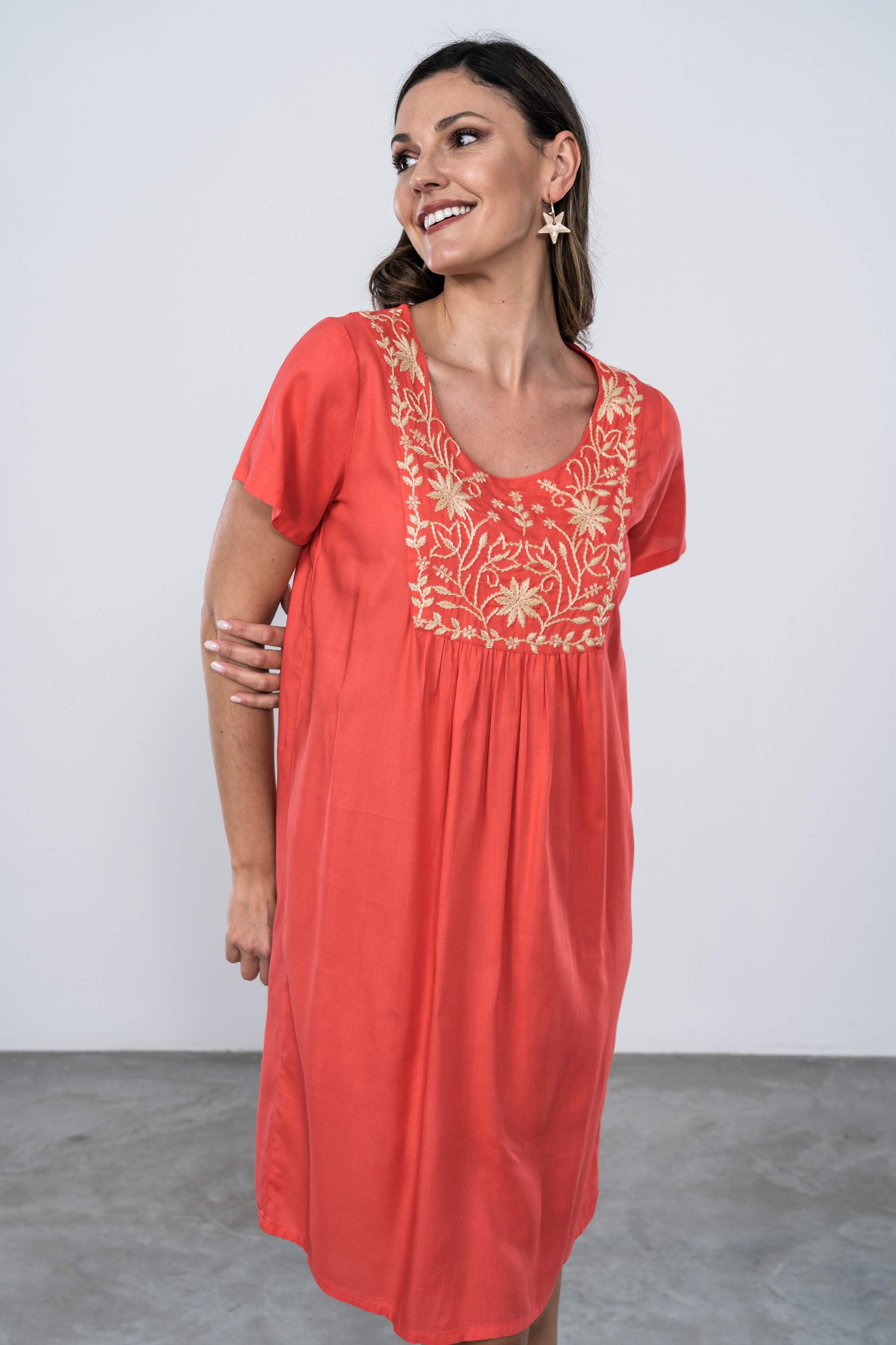 VESTIDO BORDADOS PECHERA CORAL