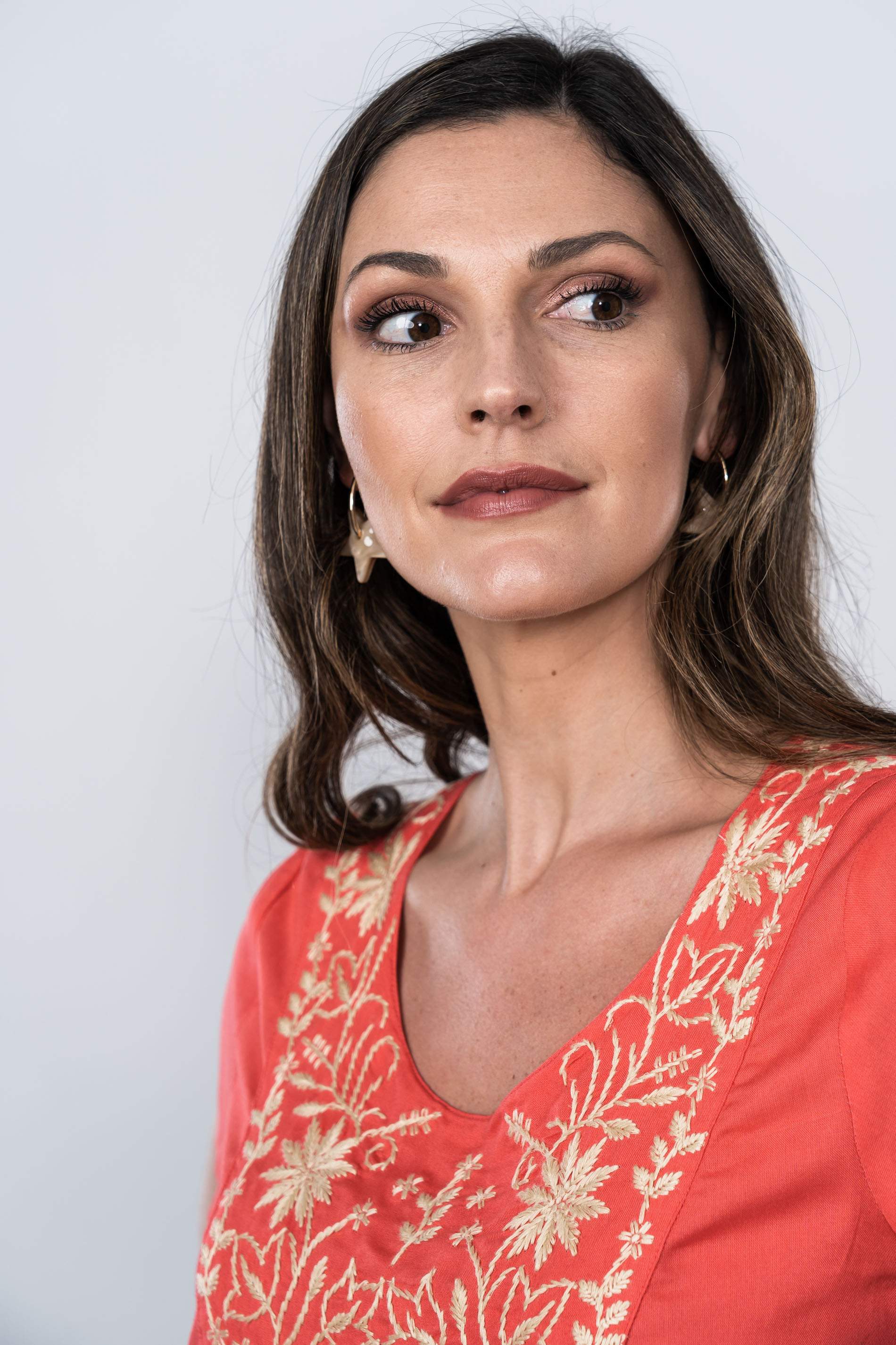 VESTIDO BORDADOS PECHERA CORAL