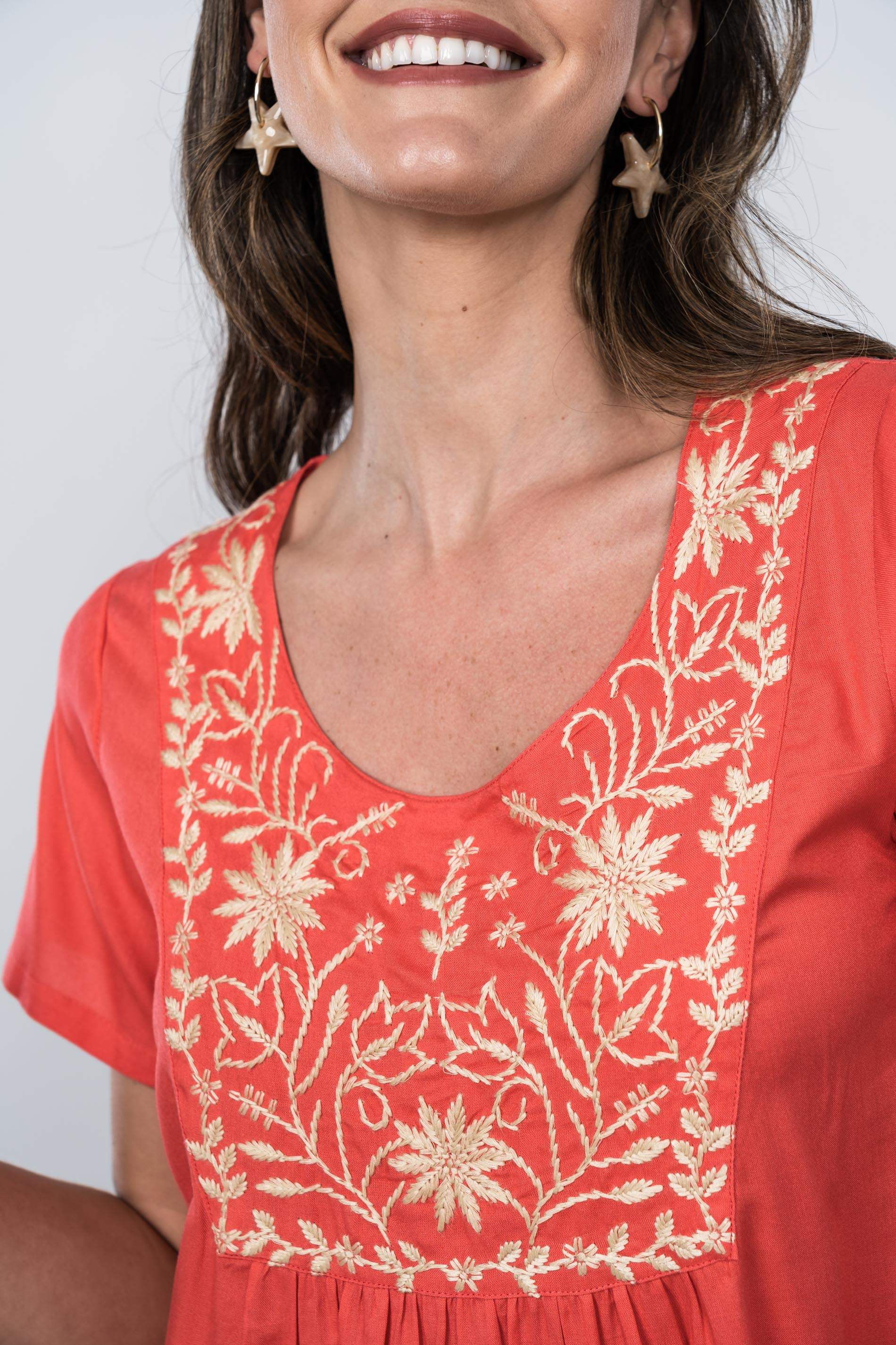 VESTIDO BORDADOS PECHERA CORAL