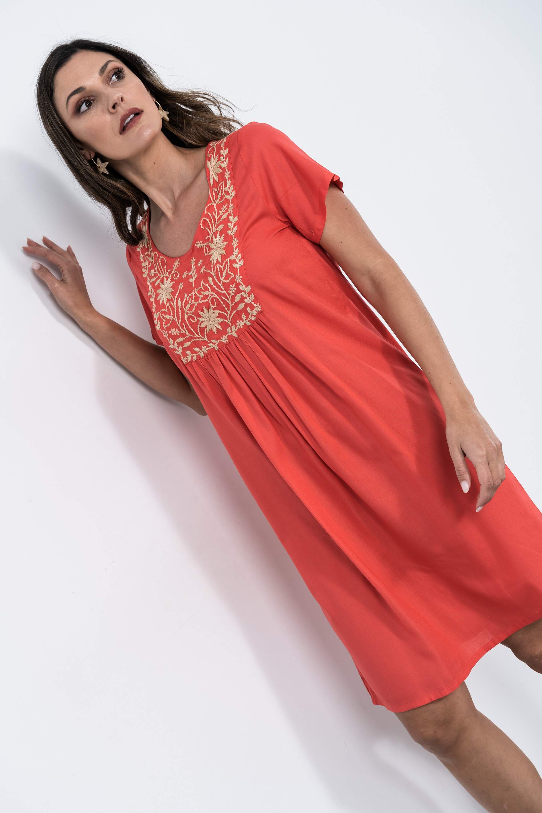 VESTIDO BORDADOS PECHERA CORAL
