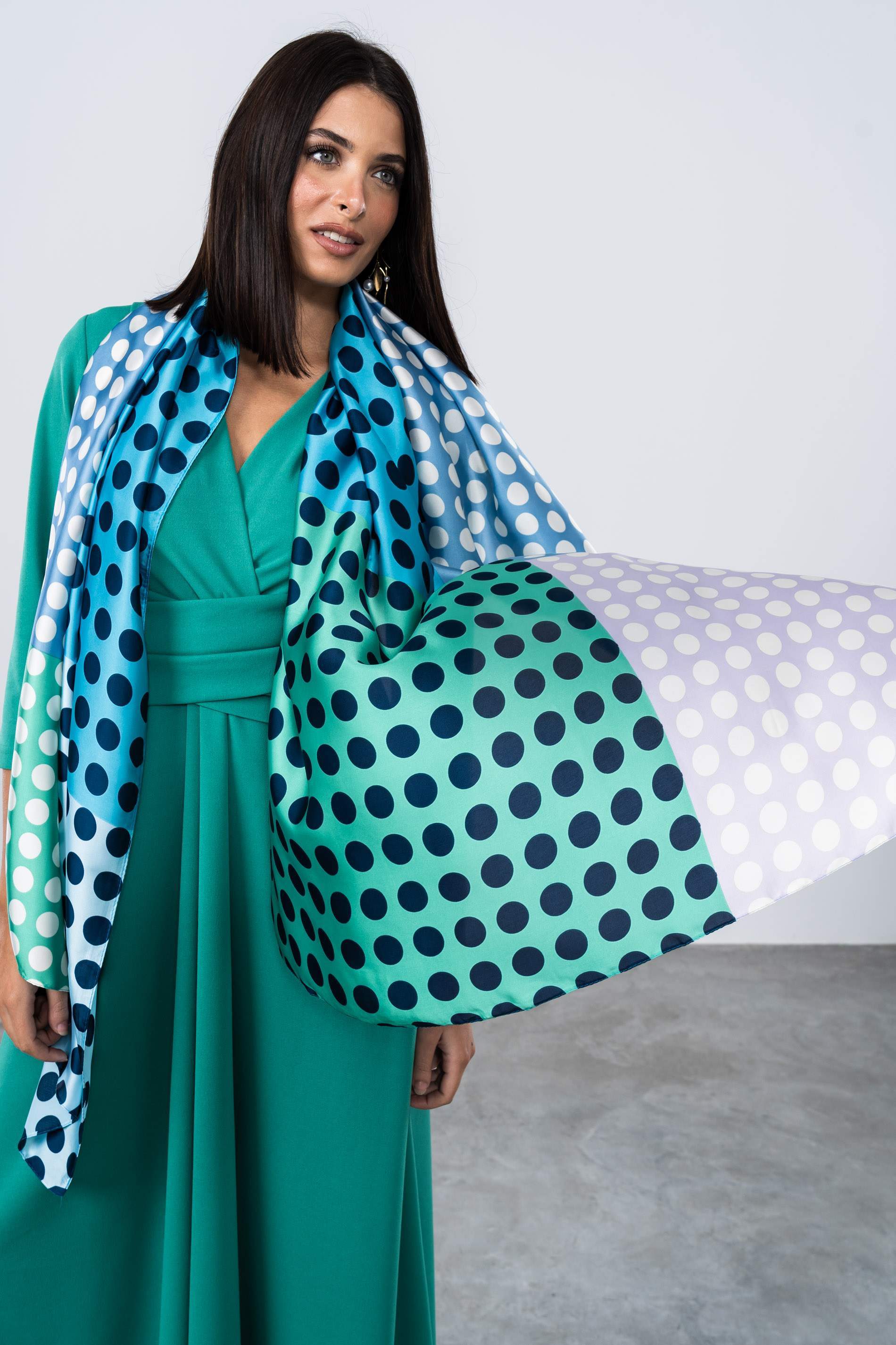 FOULARD EFECTO SEDA TOPOS MARINO