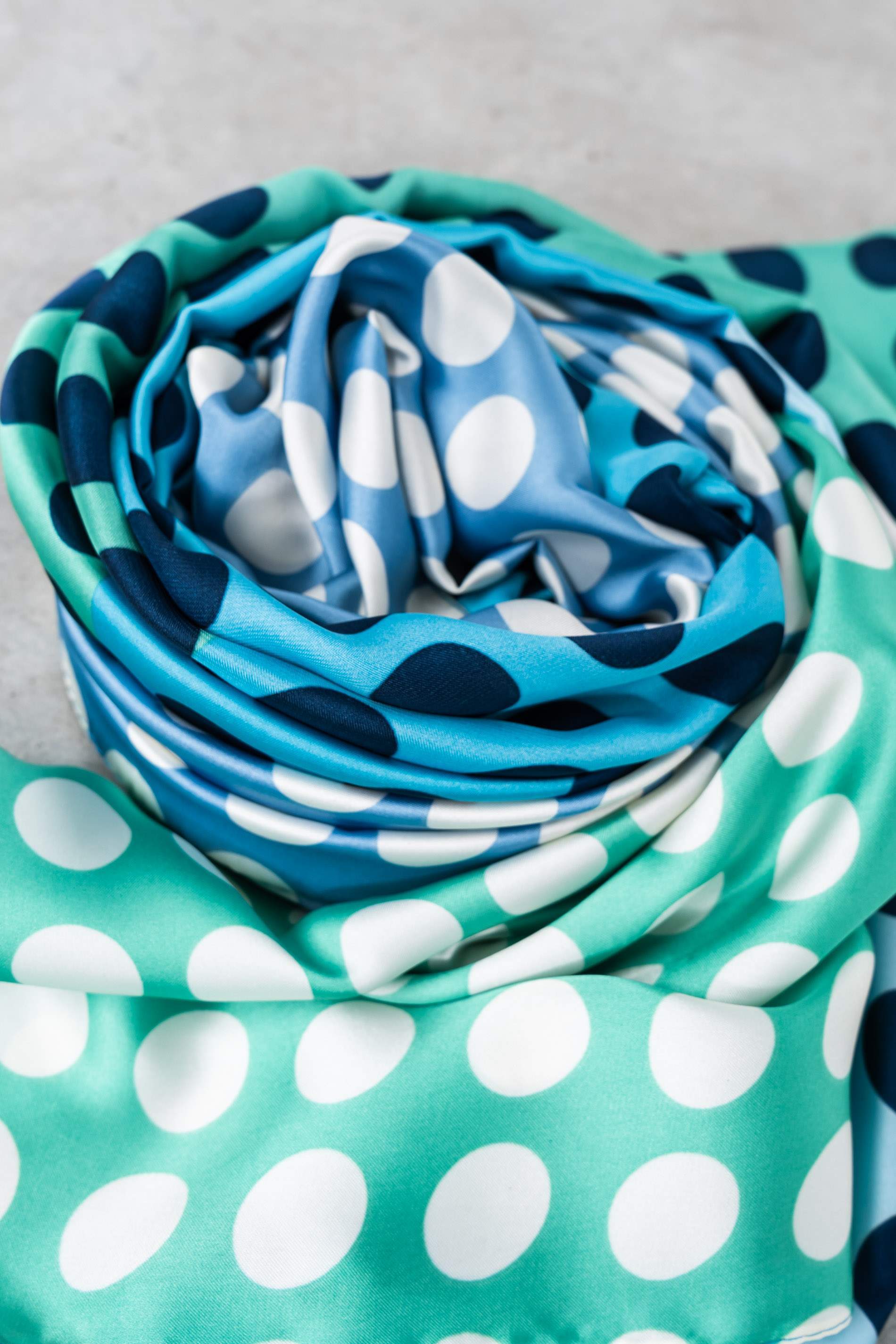 FOULARD EFECTO SEDA TOPOS MARINO