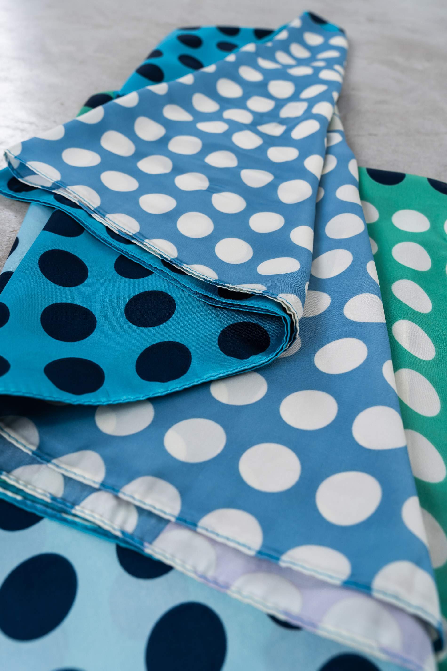 FOULARD EFECTO SEDA TOPOS MARINO
