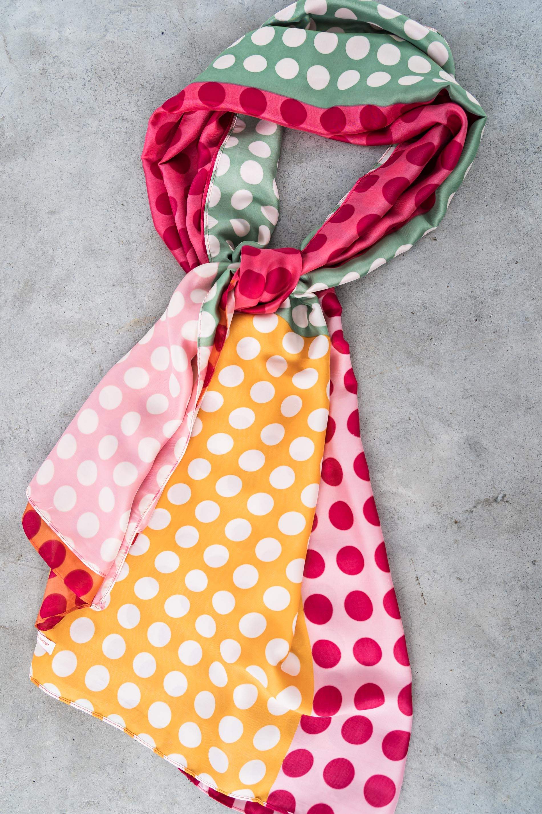 FOULARD EFECTO SEDA TOPOS FUCSIA