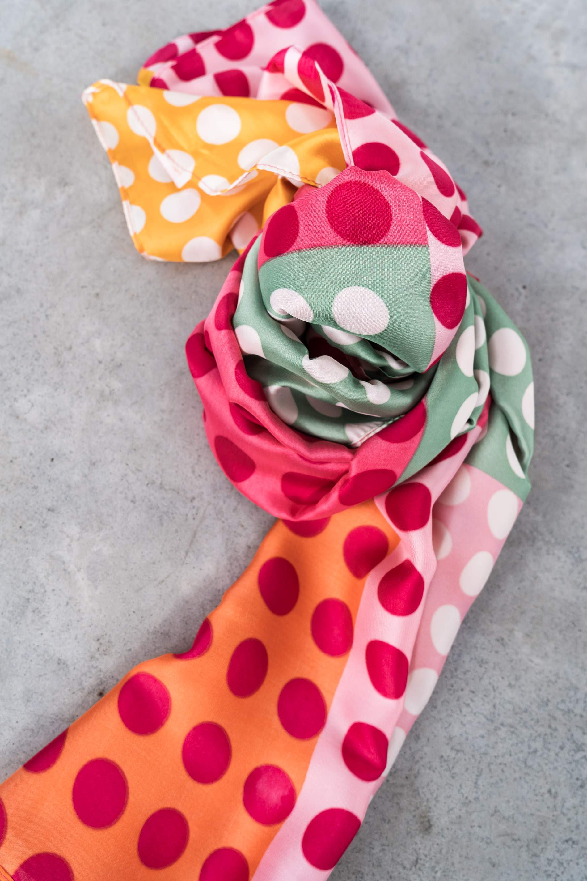 FOULARD EFECTO SEDA TOPOS FUCSIA