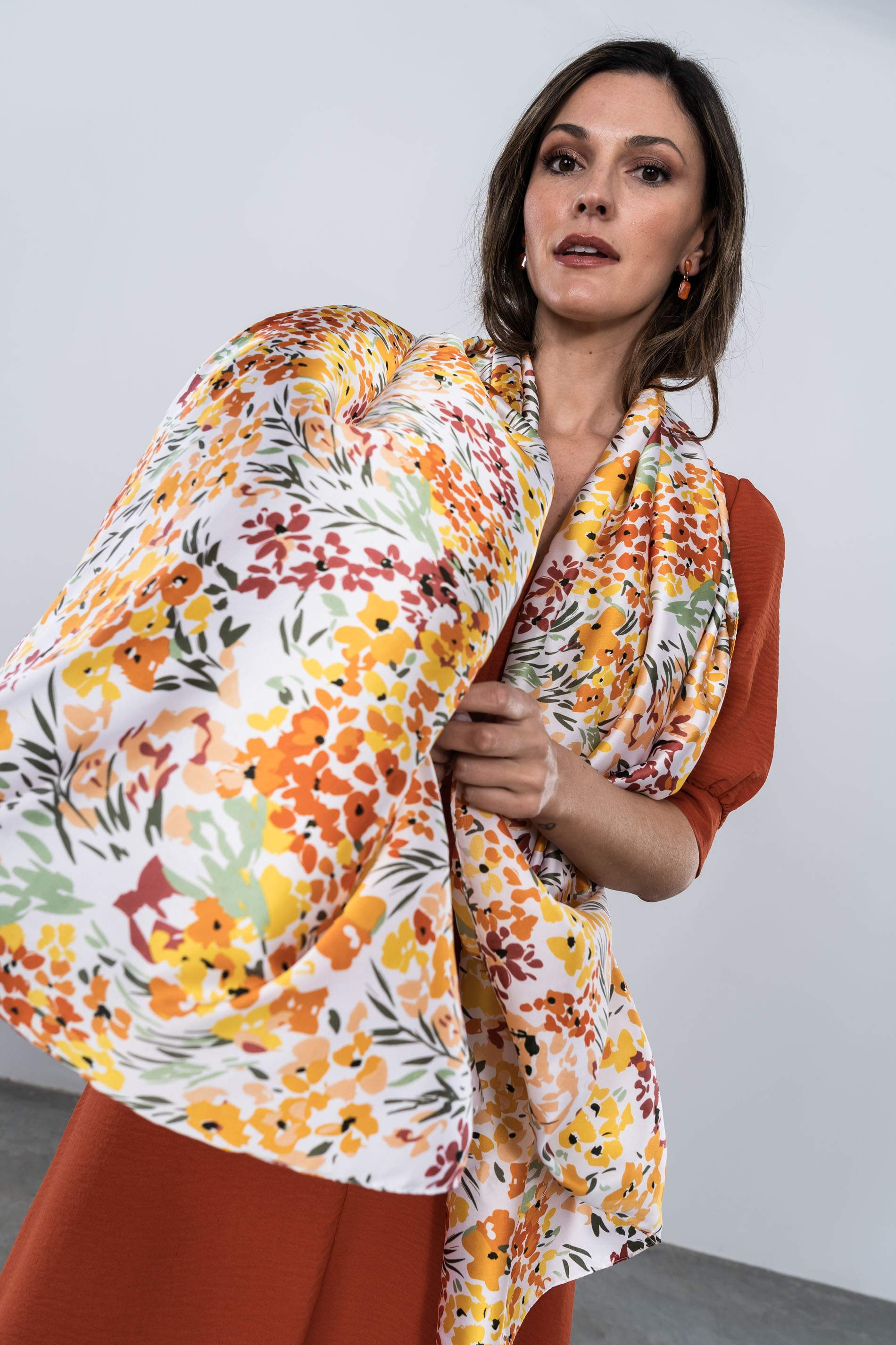 FOULARD EFECTO SEDA FLORECITAS AMARILLO