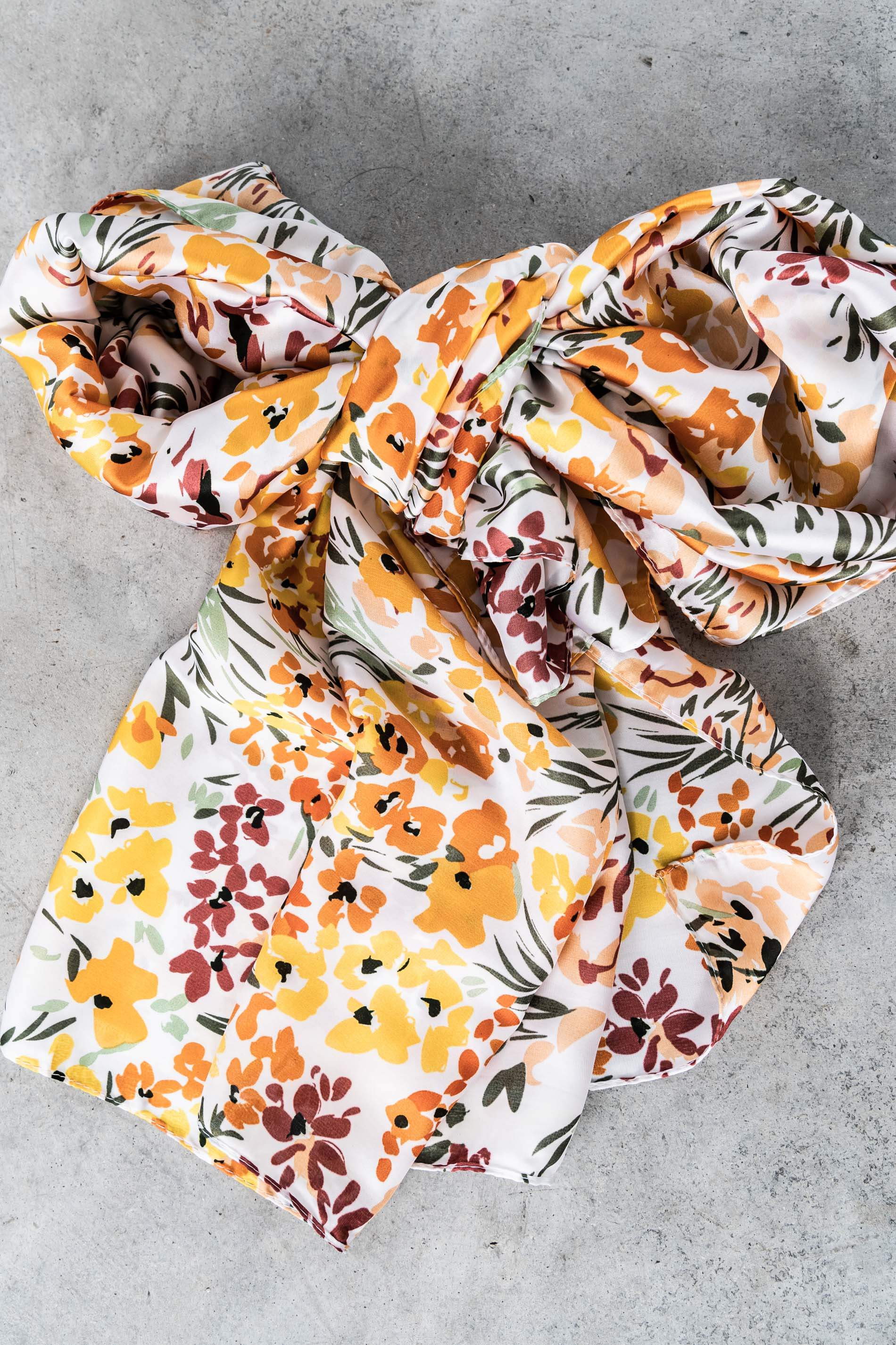 FOULARD EFECTO SEDA FLORECITAS AMARILLO