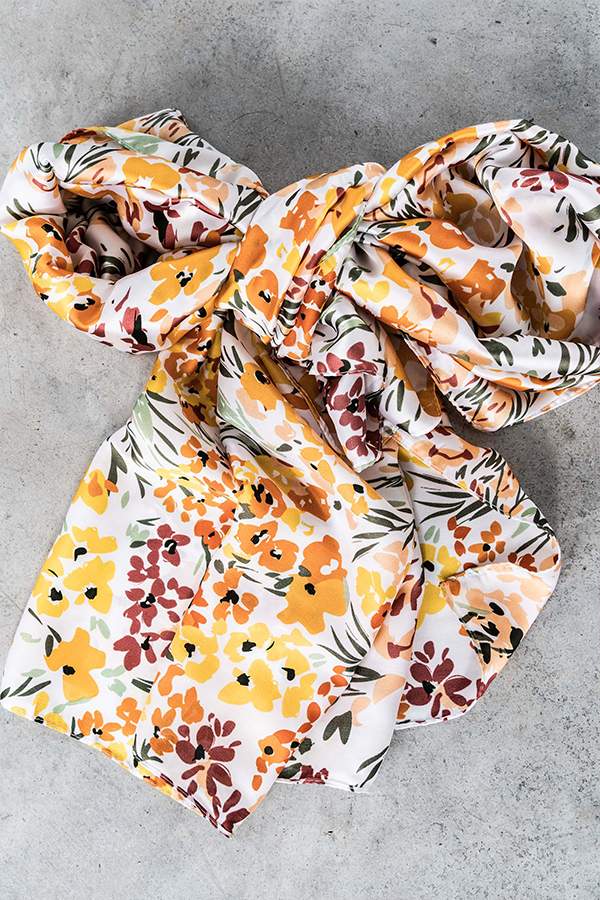 FOULARD EFECTO SEDA FLORECITAS AMARILLO