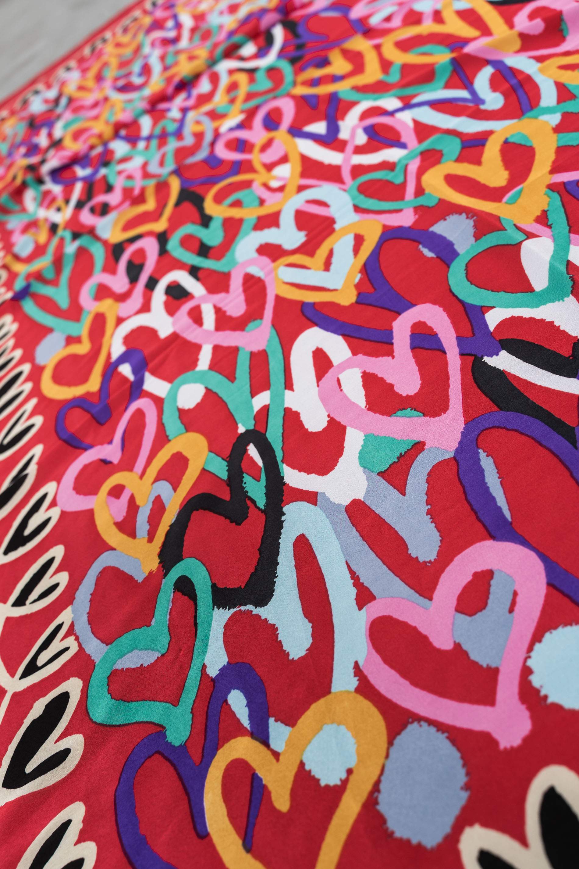 FOULARD EFECTO SEDA CORAZONES ROJO